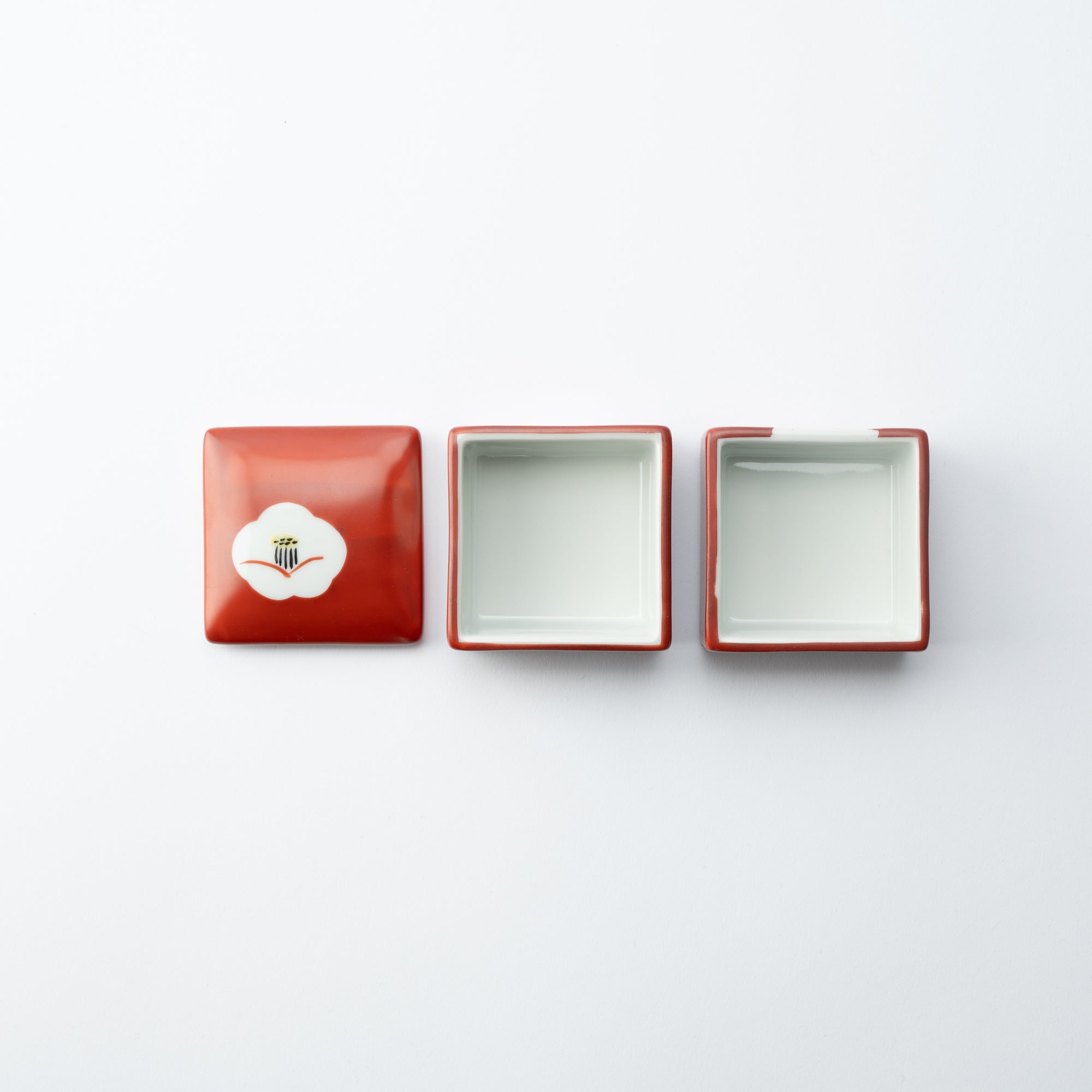 Caja pequeña de dos niveles con camelia blanca