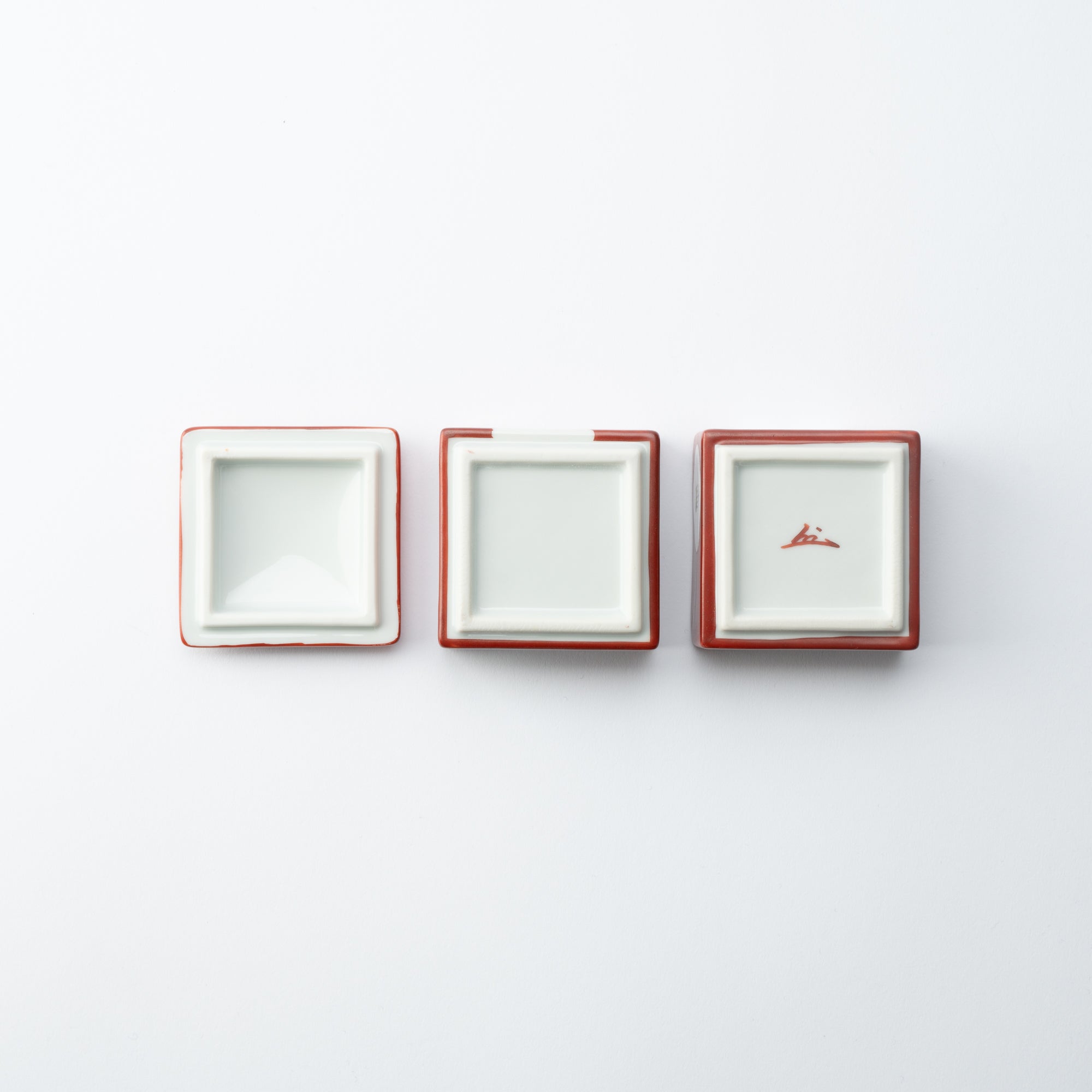 Caja pequeña de dos niveles con camelia blanca