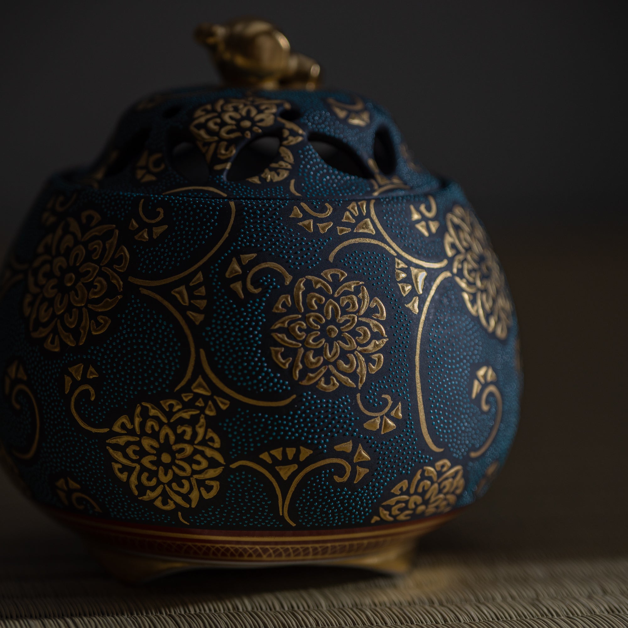 Morikin Floral Arabesque Aochibu Incense Burner