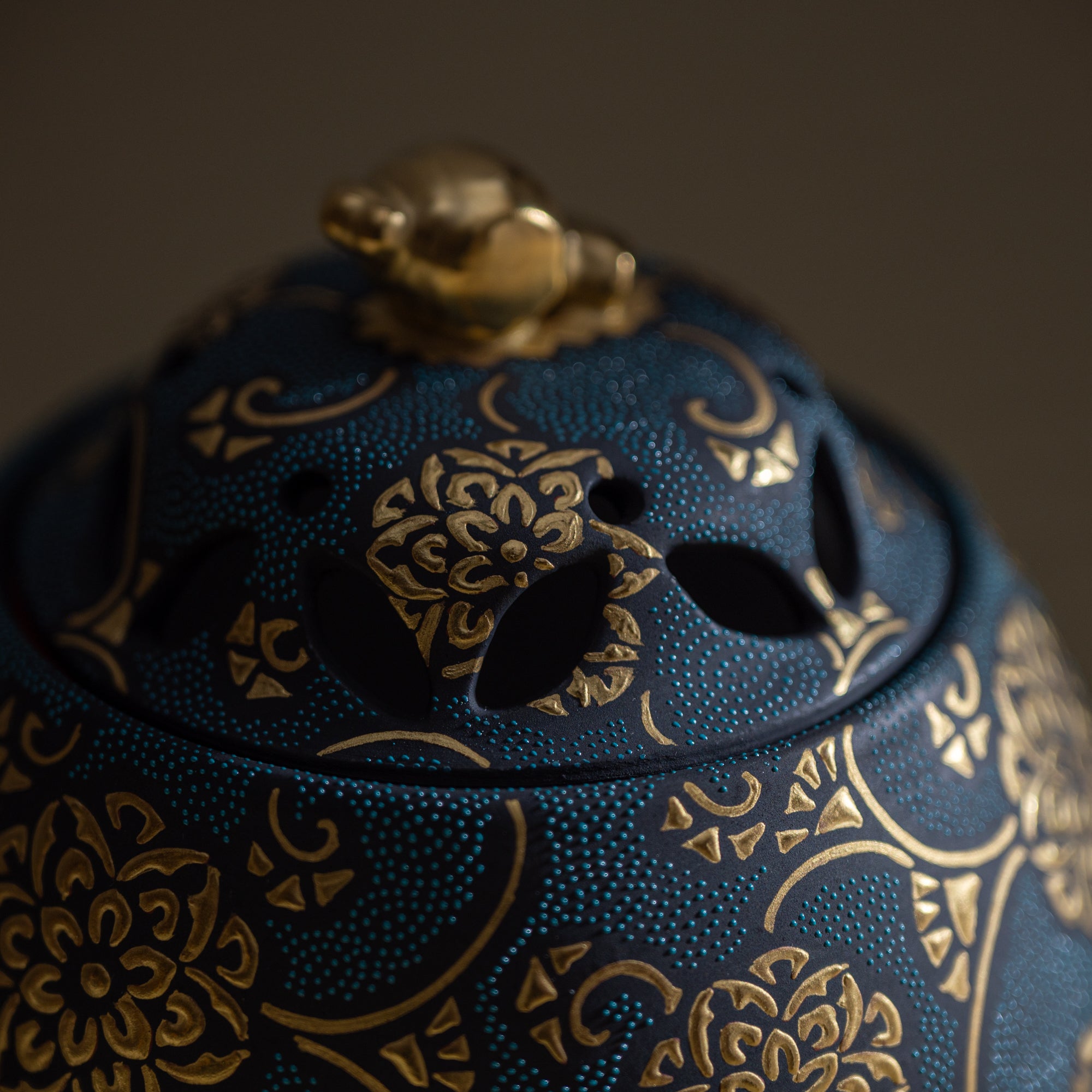 Morikin Floral Arabesque Aochibu Incense Burner