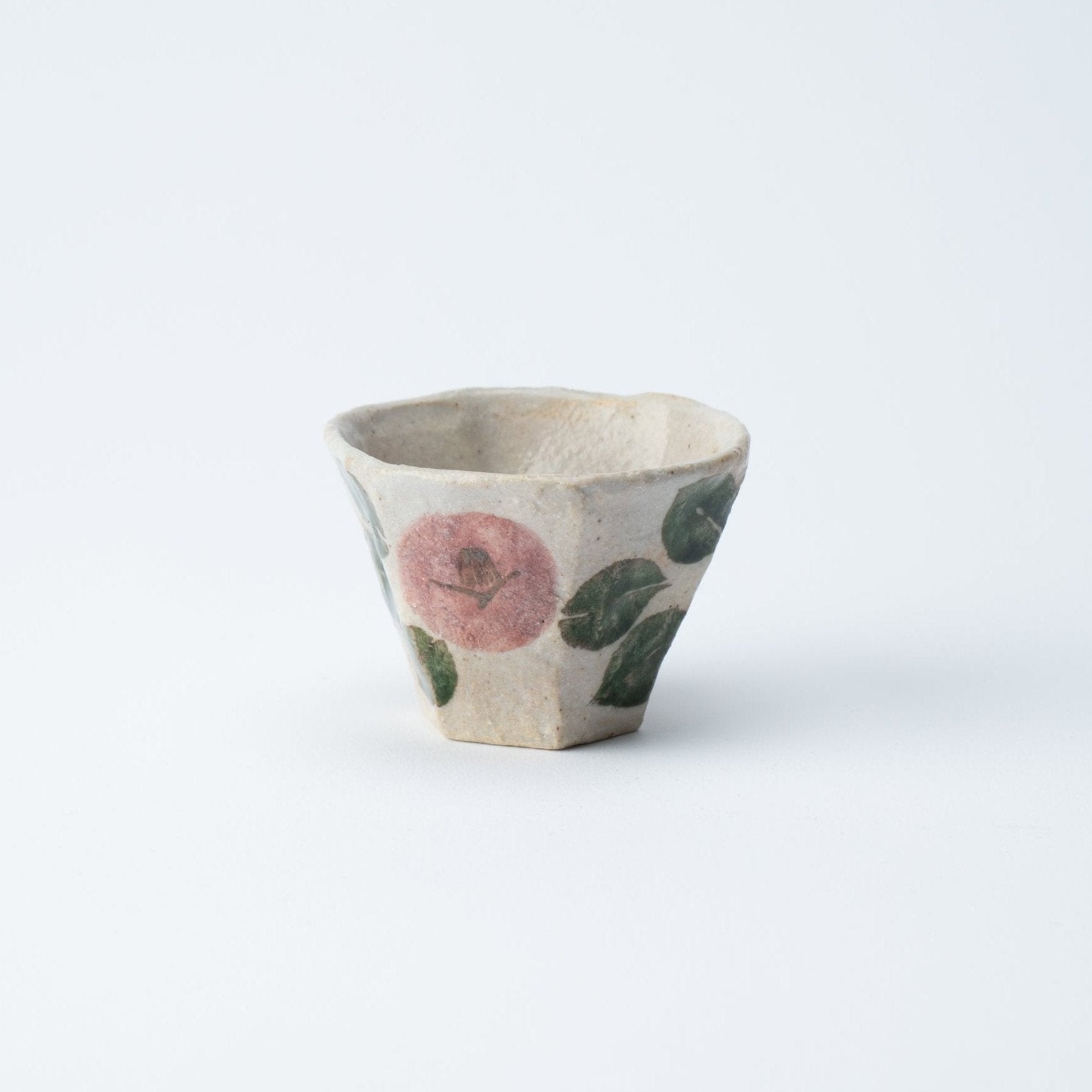 Sechseckiger Guinomi-Sake-Becher „Camellia Blooms“