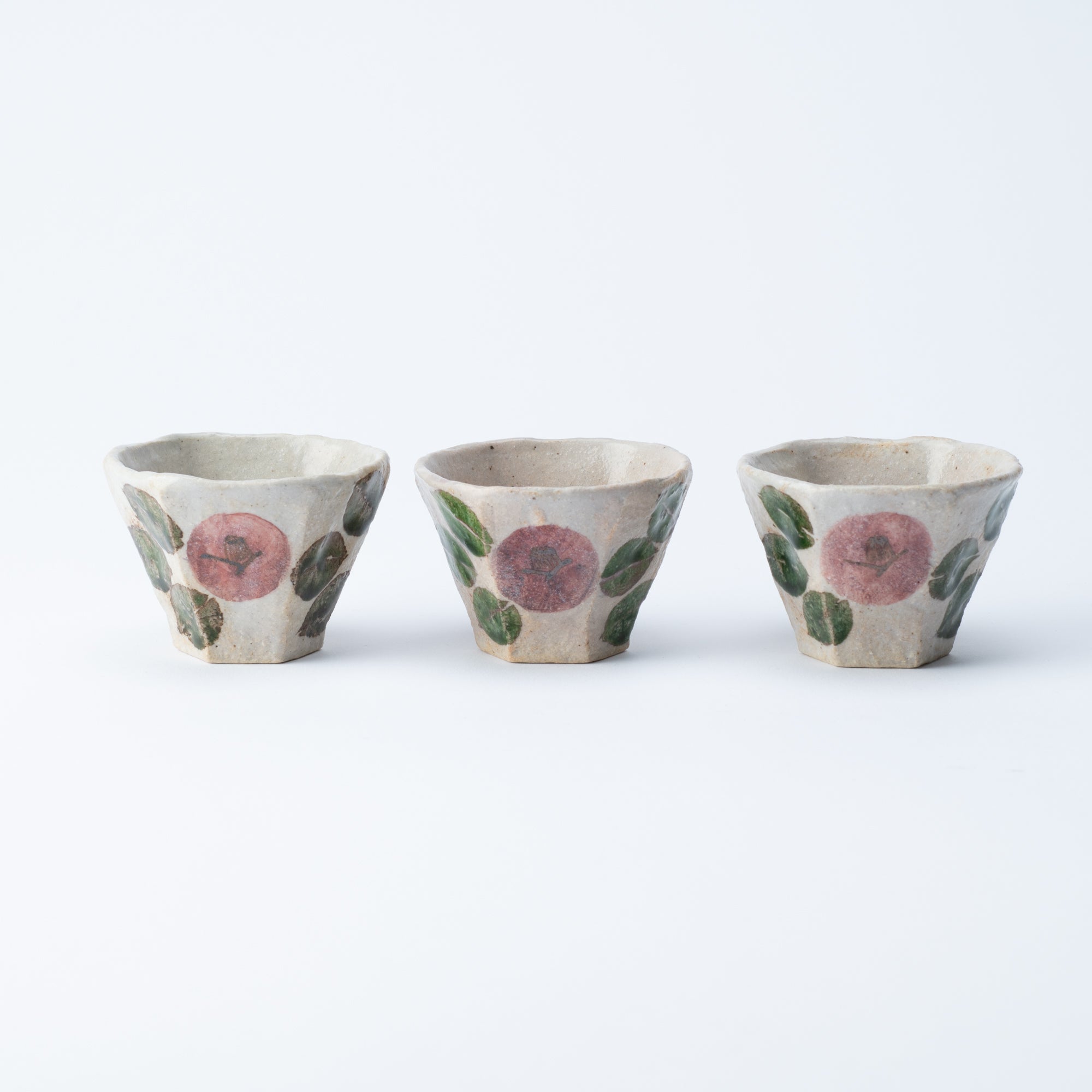 Sechseckiger Guinomi-Sake-Becher „Camellia Blooms“
