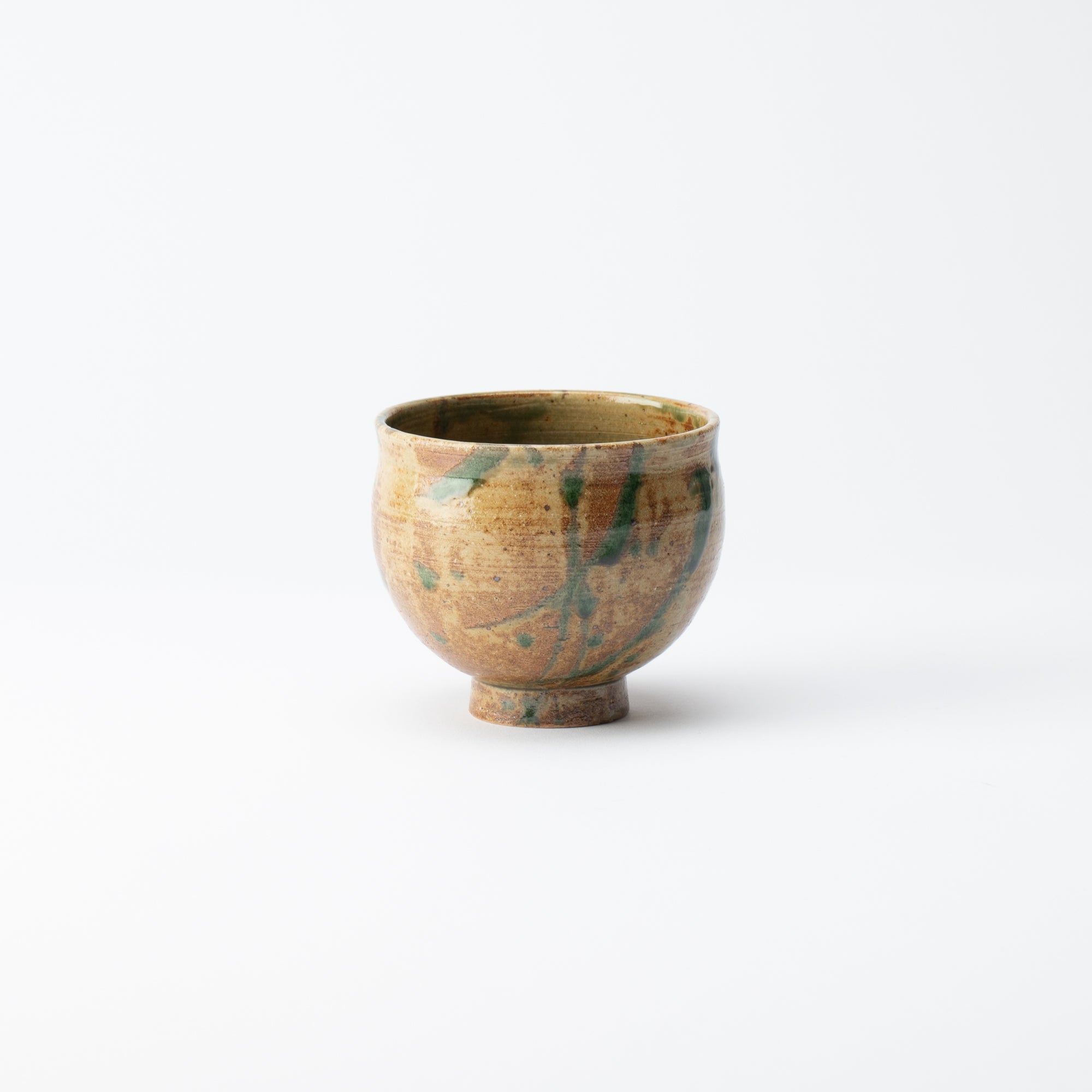 Taza de té japonesa con planta acuática marrón