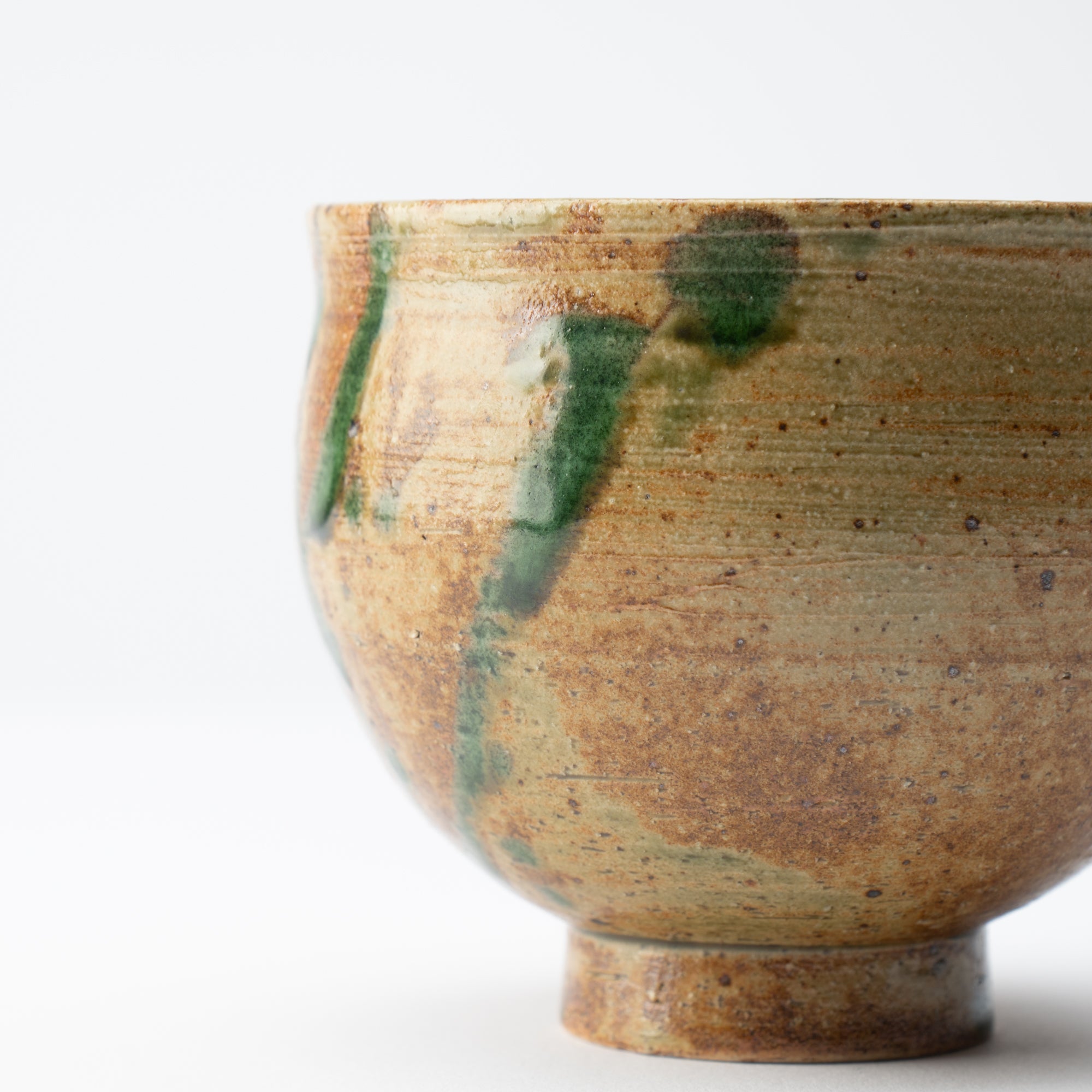 Taza de té japonesa con planta acuática marrón