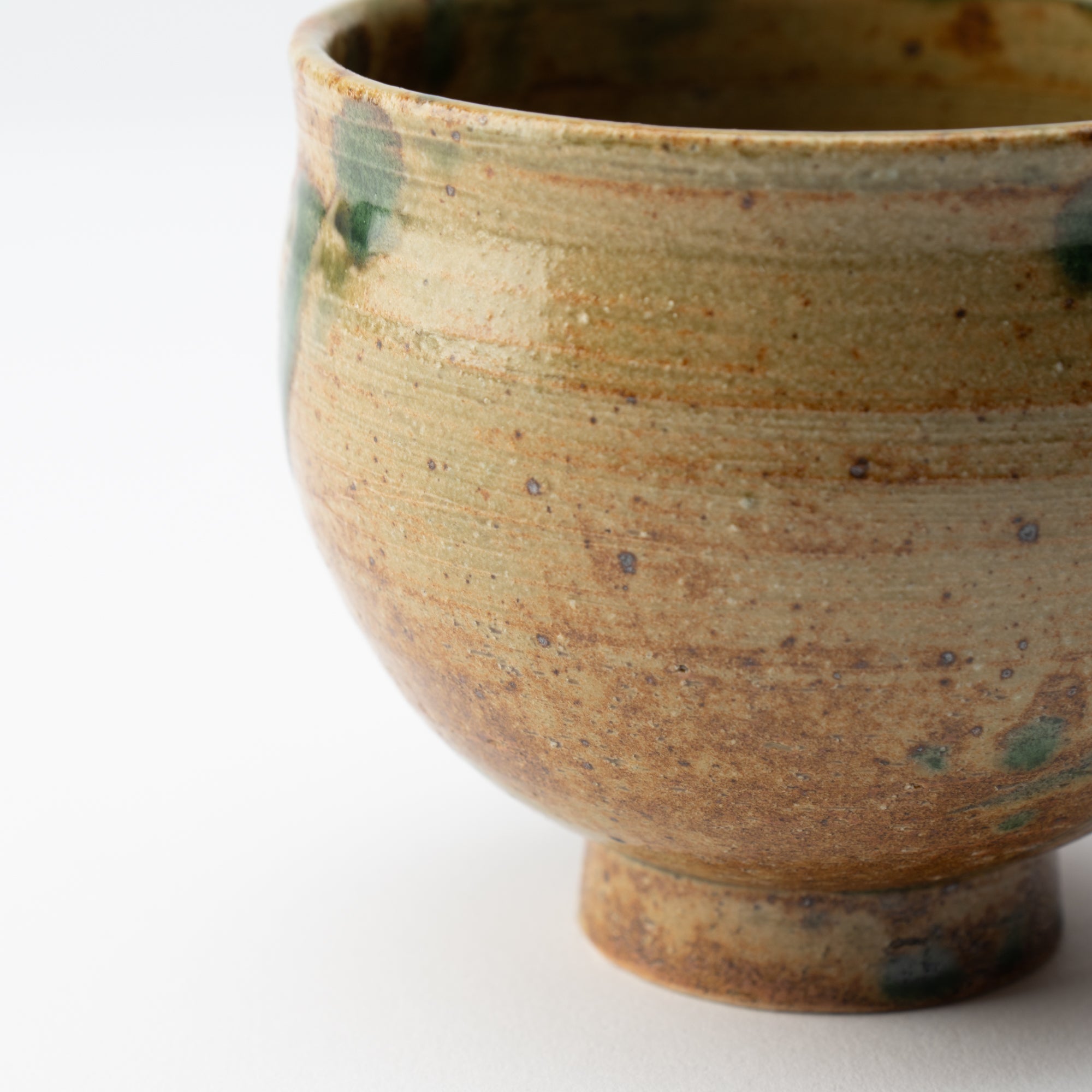 Taza de té japonesa con planta acuática marrón