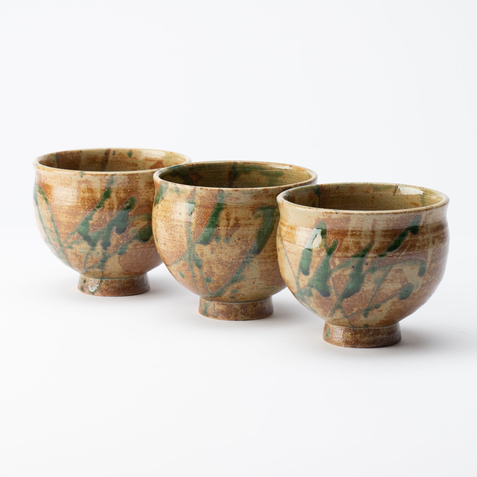 Taza de té japonesa con planta acuática marrón