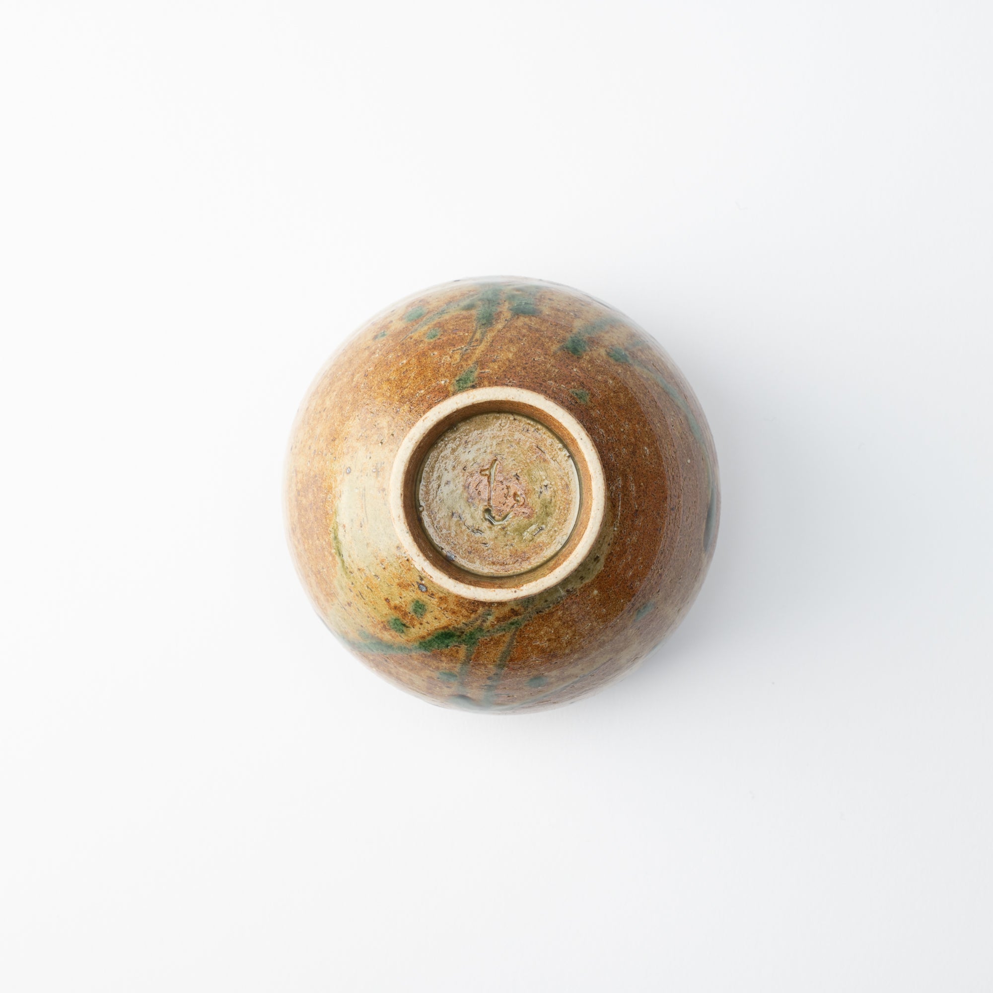 Taza de té japonesa con planta acuática marrón