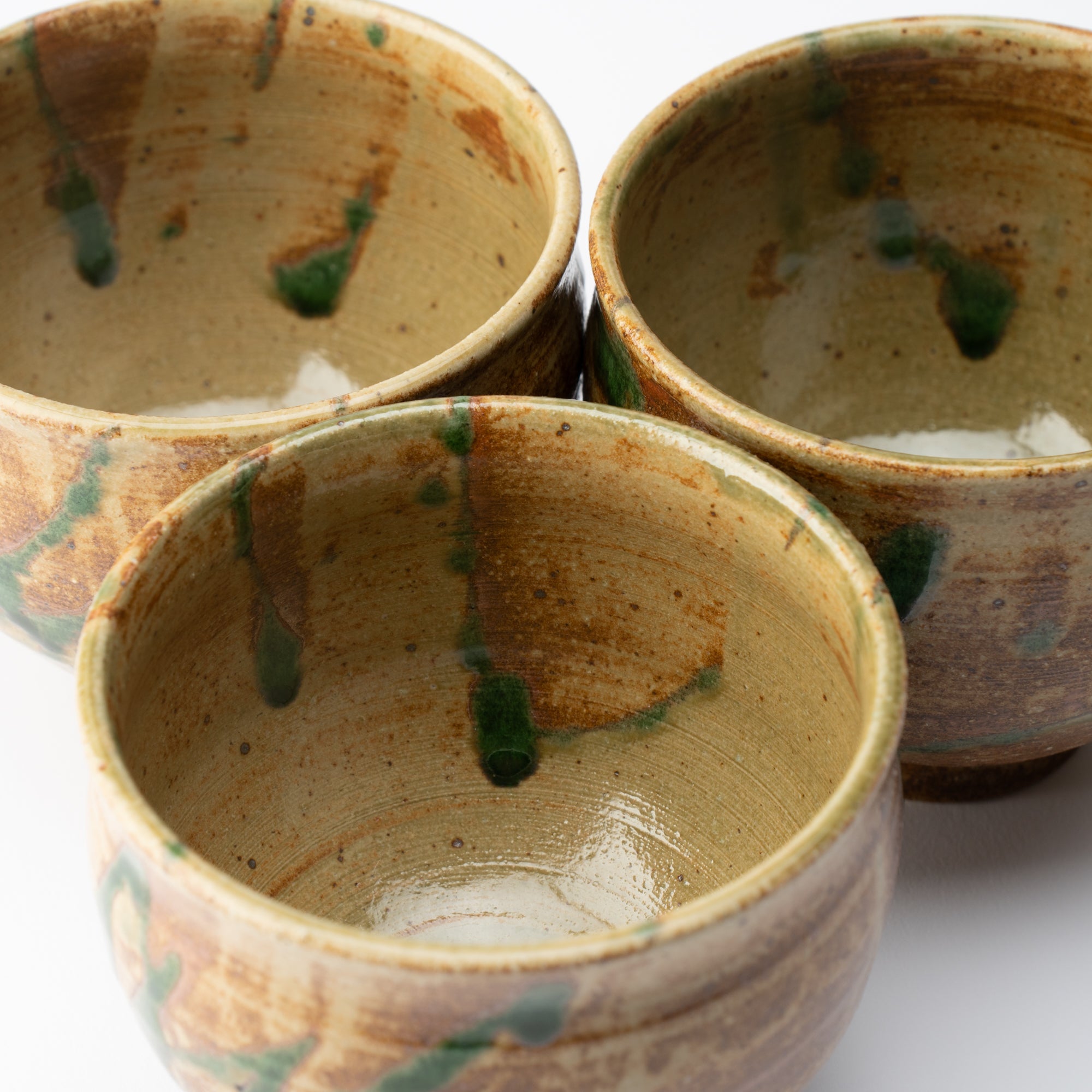 Taza de té japonesa con planta acuática marrón