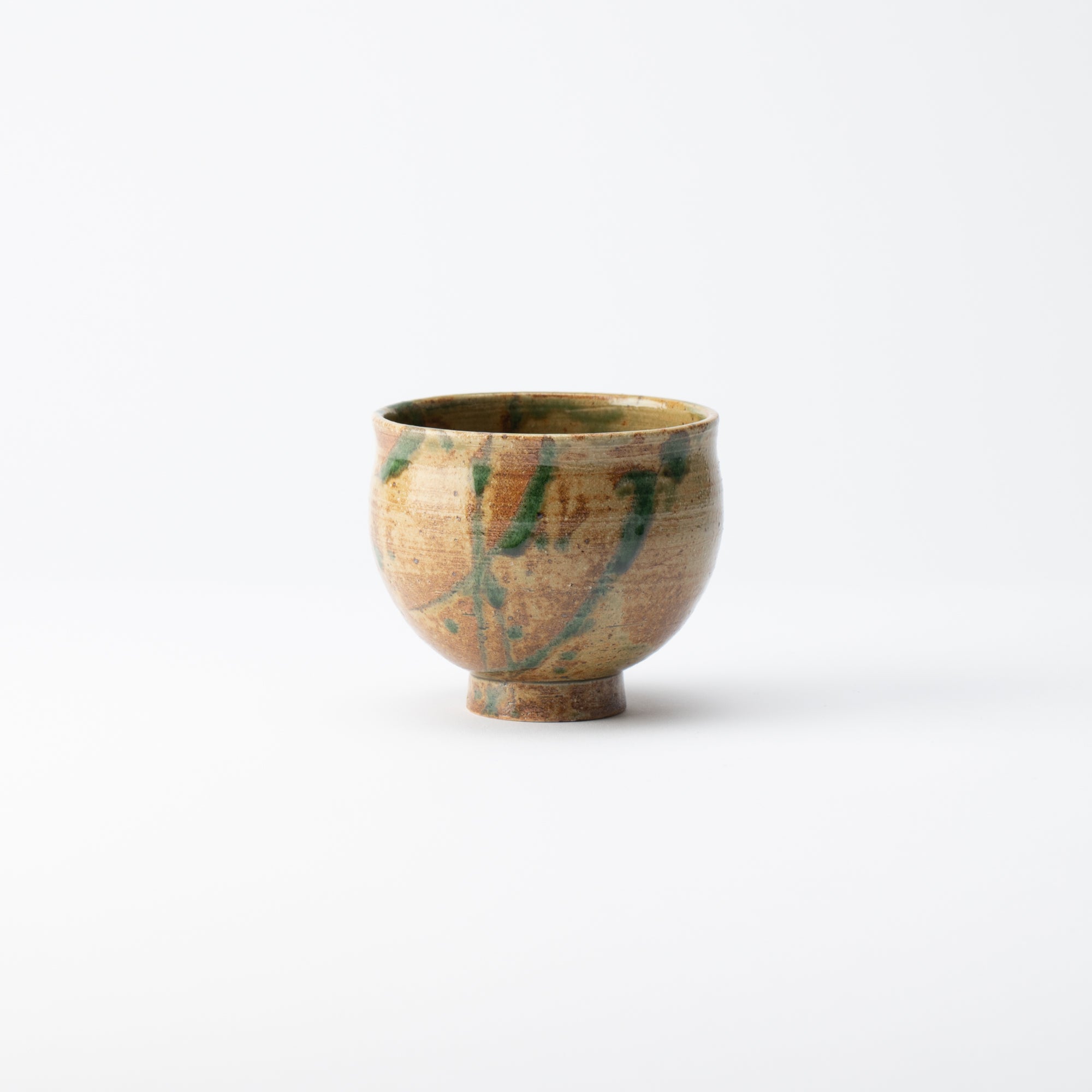 Taza de té japonesa con planta acuática marrón