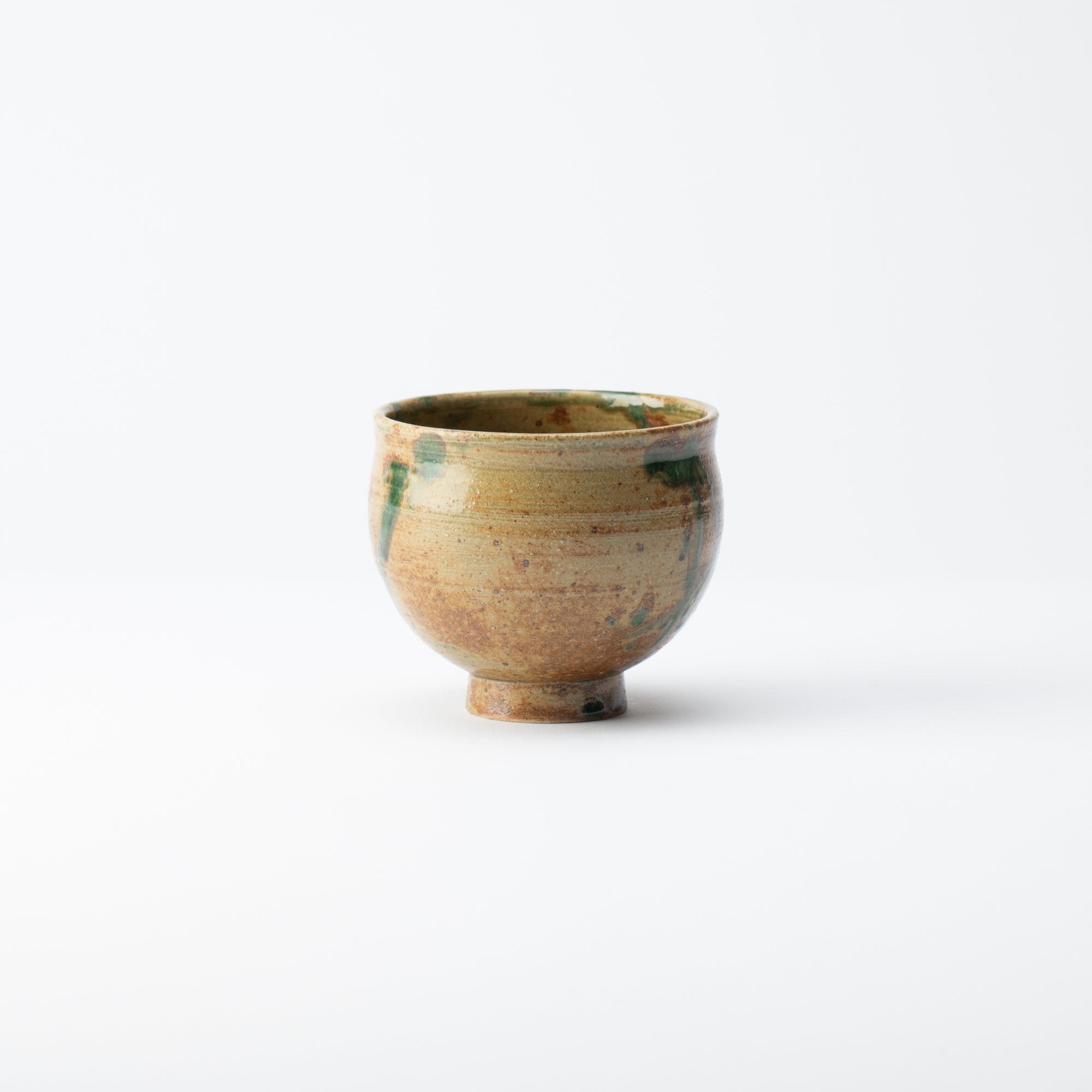 Taza de té japonesa con planta acuática marrón