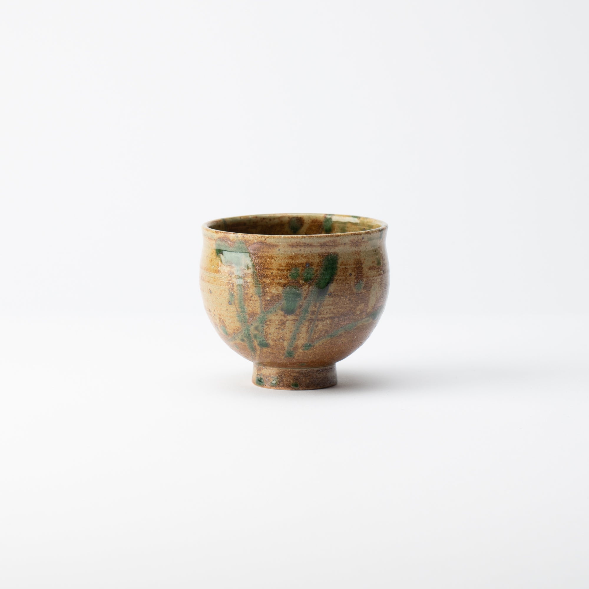 Taza de té japonesa con planta acuática marrón