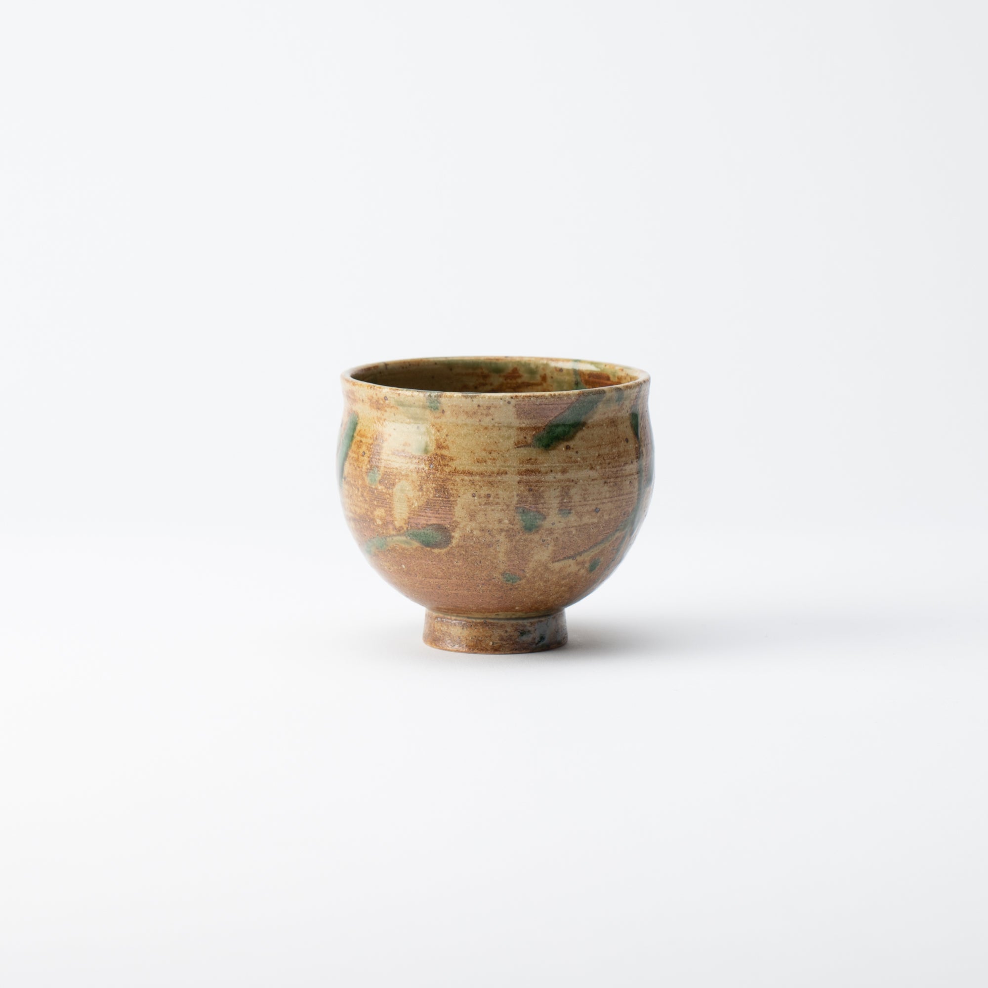 Taza de té japonesa con planta acuática marrón