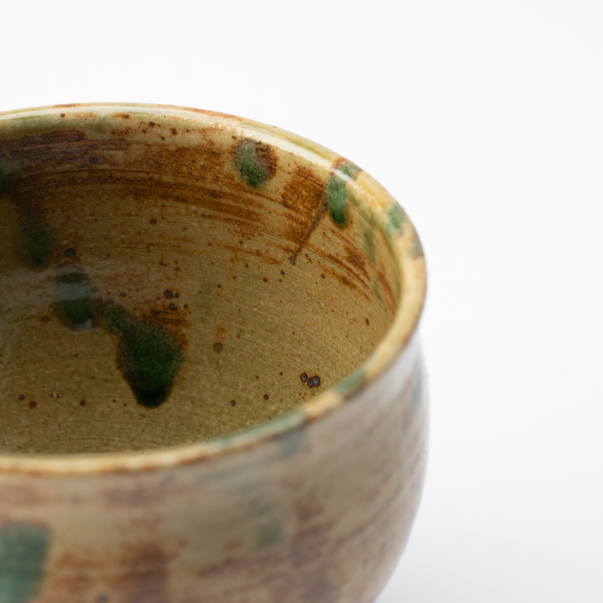 Taza de té japonesa con planta acuática marrón