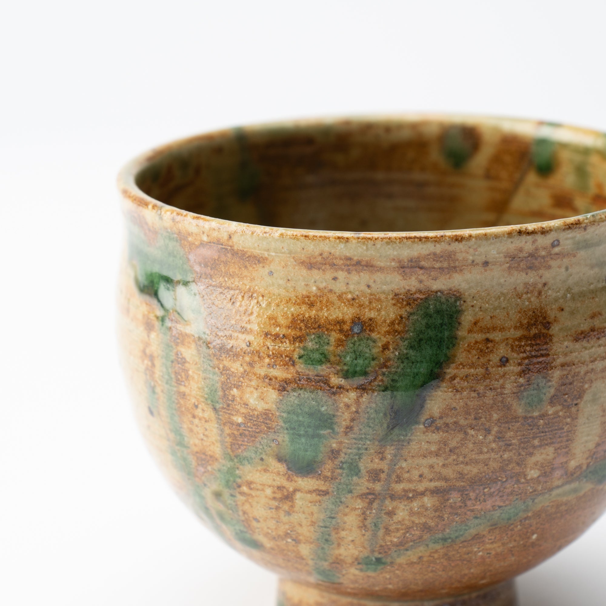 Taza de té japonesa con planta acuática marrón