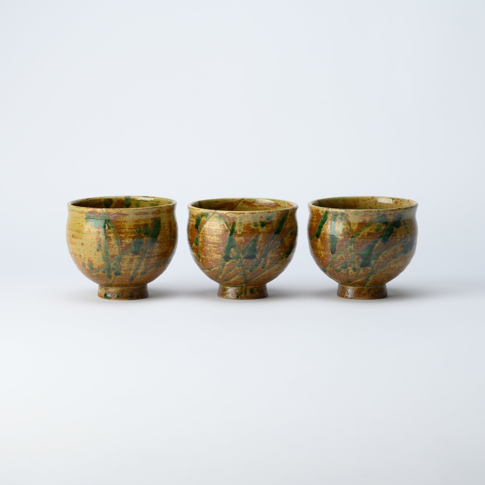 Taza de té japonesa con planta acuática marrón
