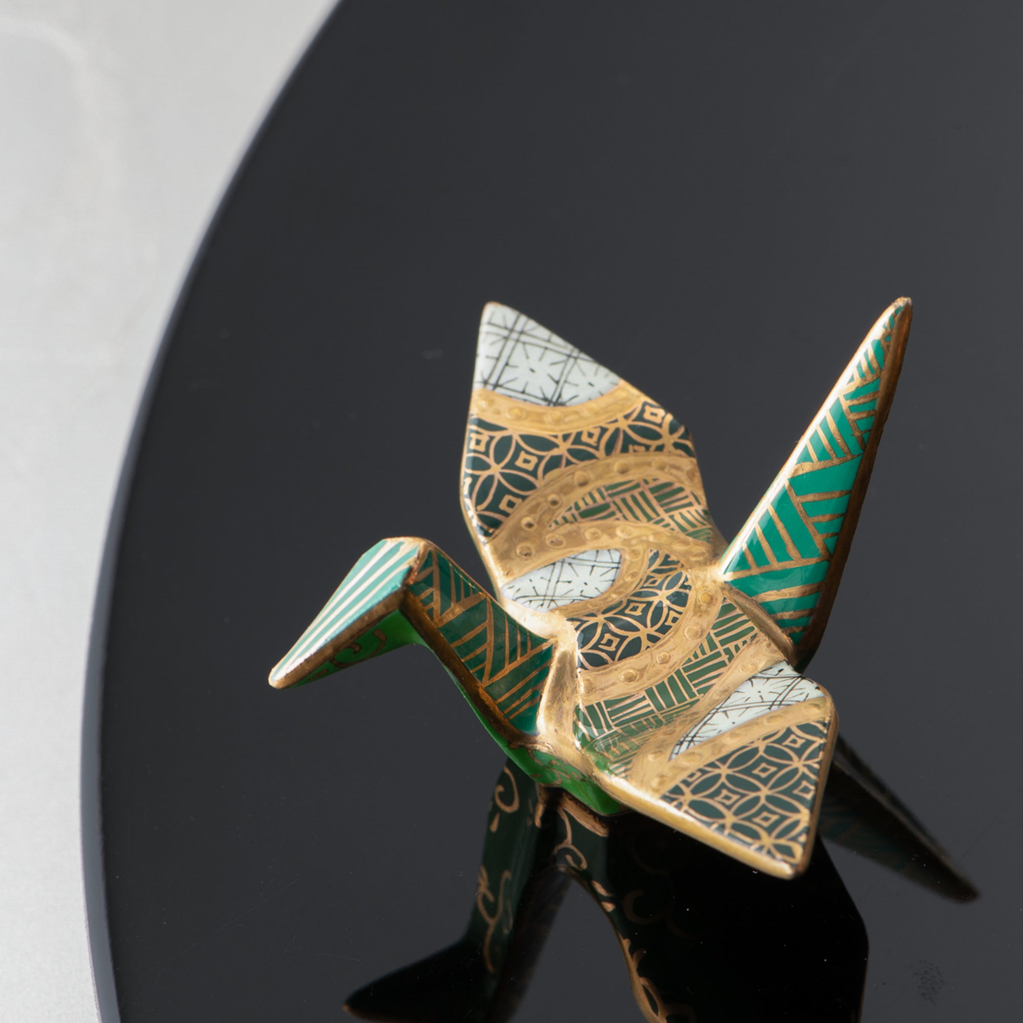Adorno de Grulla con Patrones Geométricos Verdes