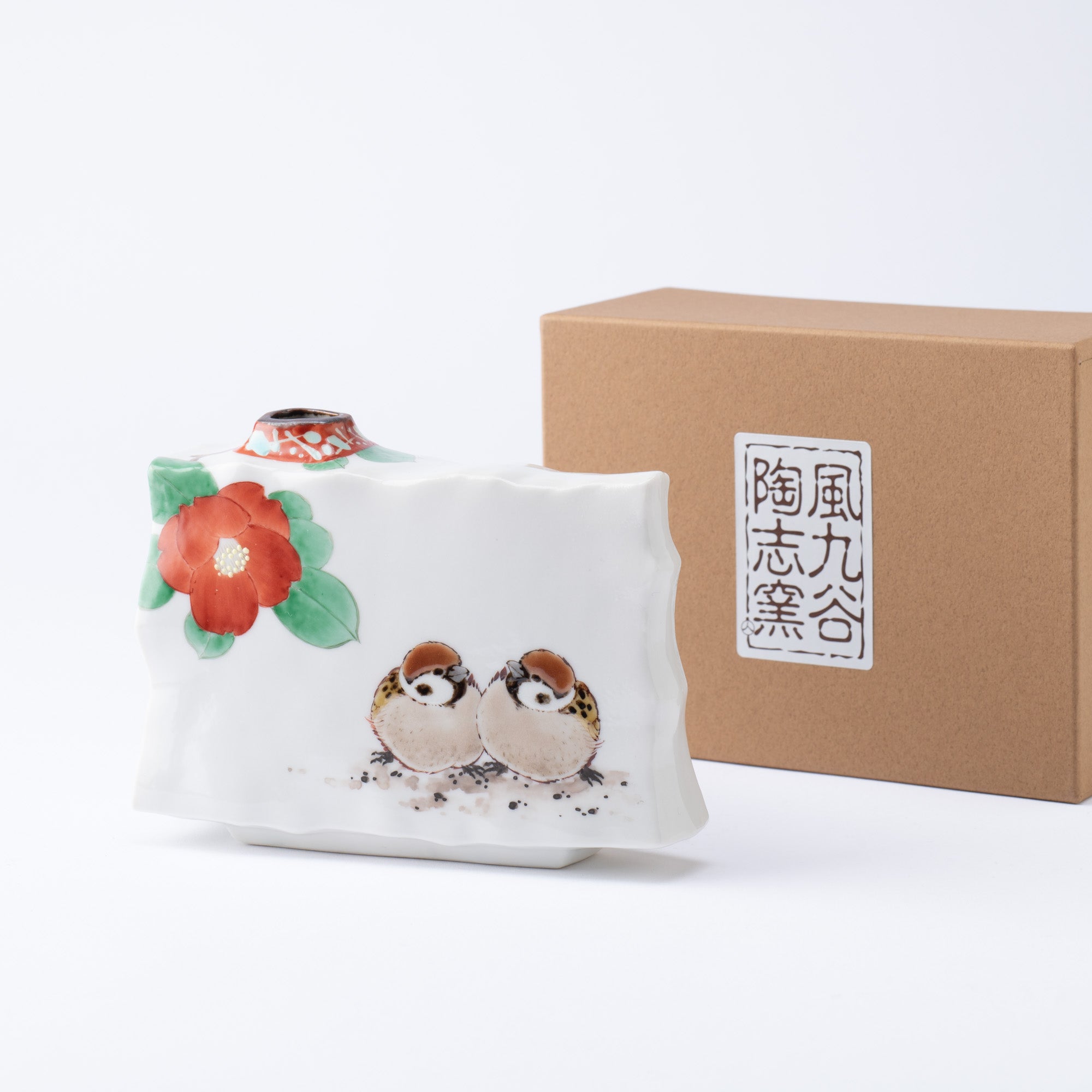 Jarrón japonés con flores de camelia y gorriones gemelos