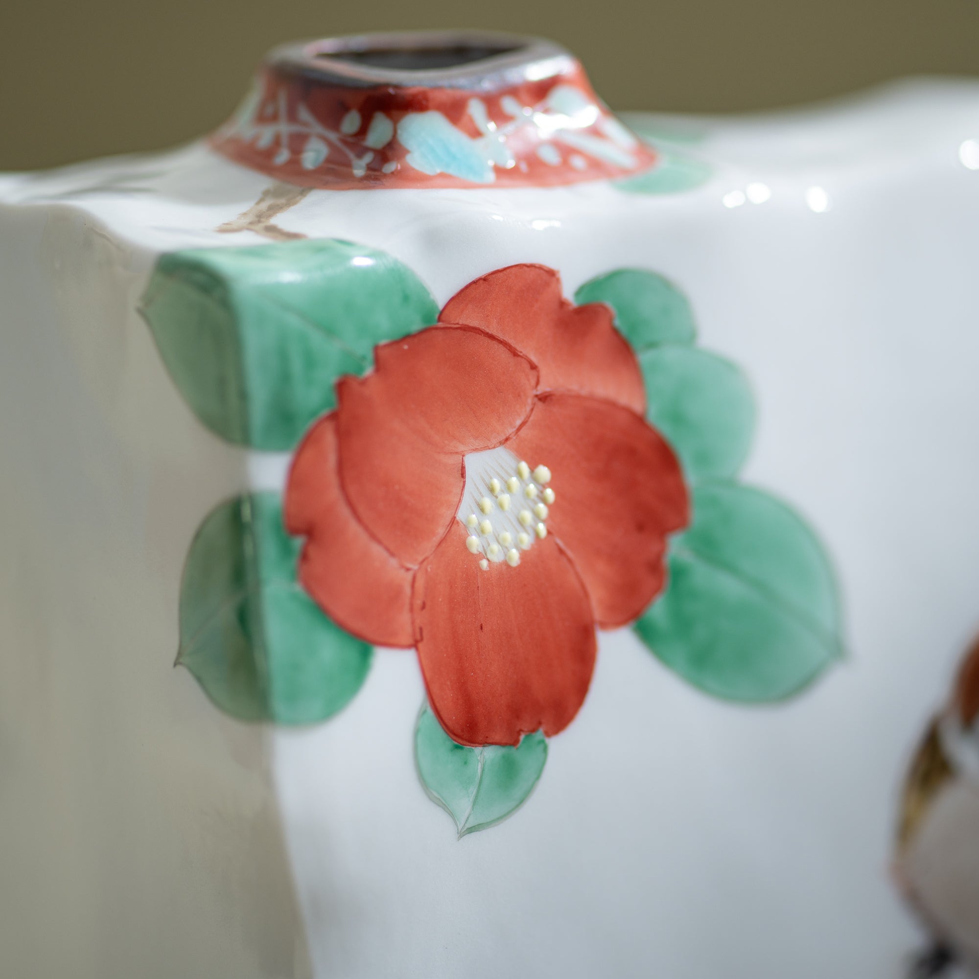 Jarrón japonés con flores de camelia y gorriones gemelos