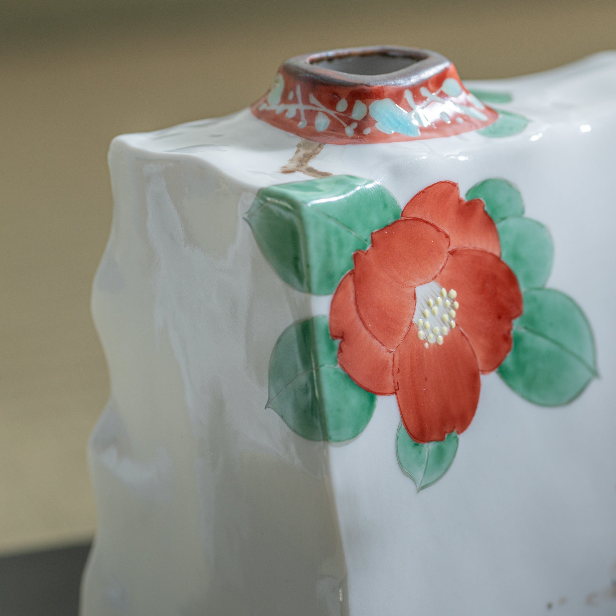 Jarrón japonés con flores de camelia y gorriones gemelos