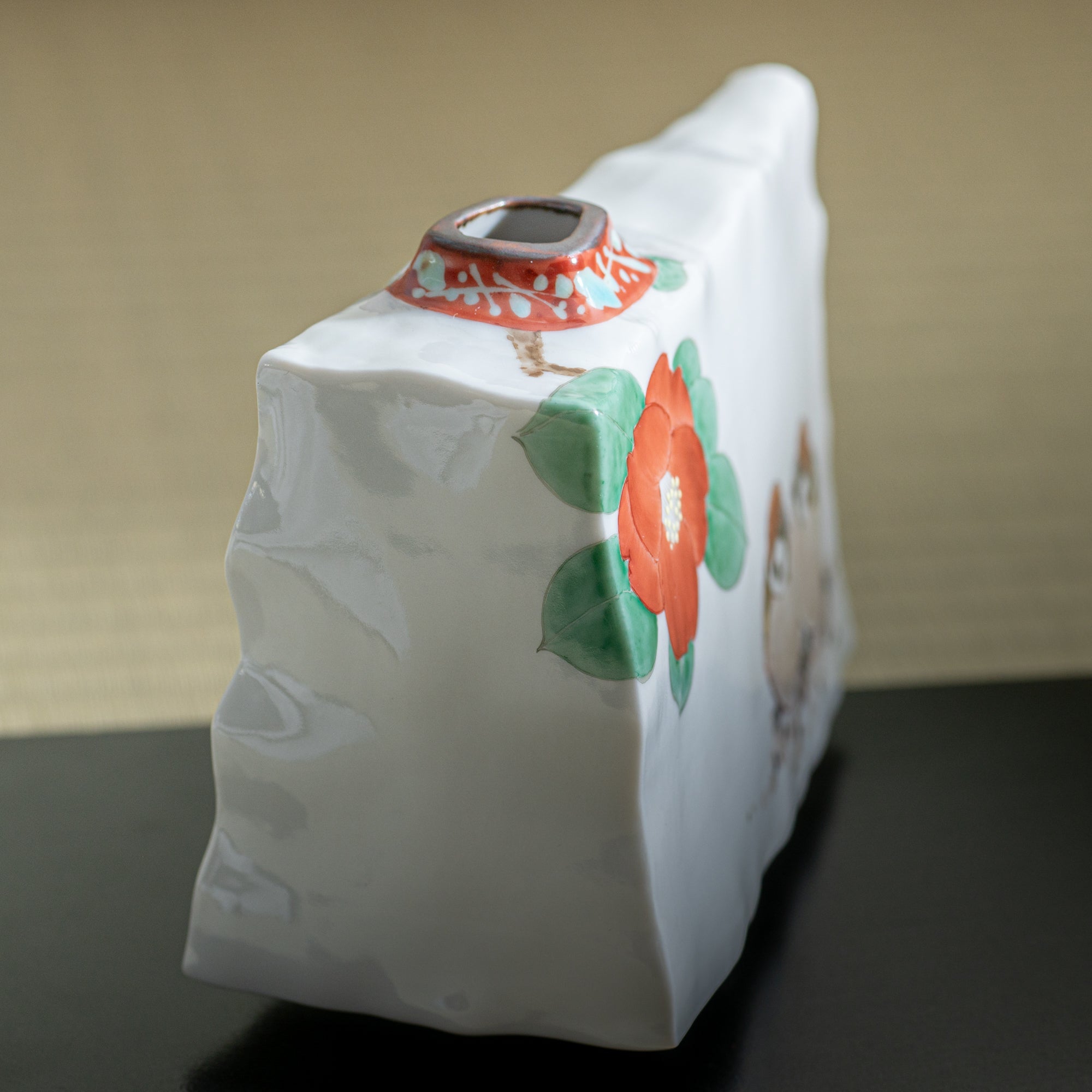 Jarrón japonés con flores de camelia y gorriones gemelos