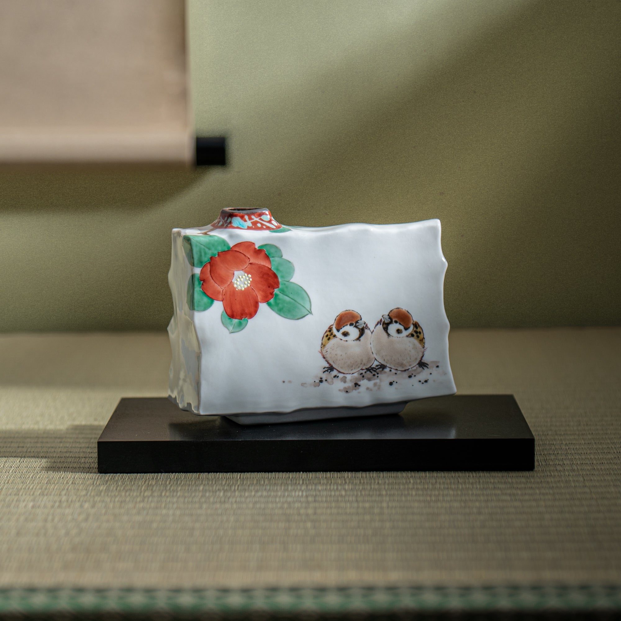 Jarrón japonés con flores de camelia y gorriones gemelos