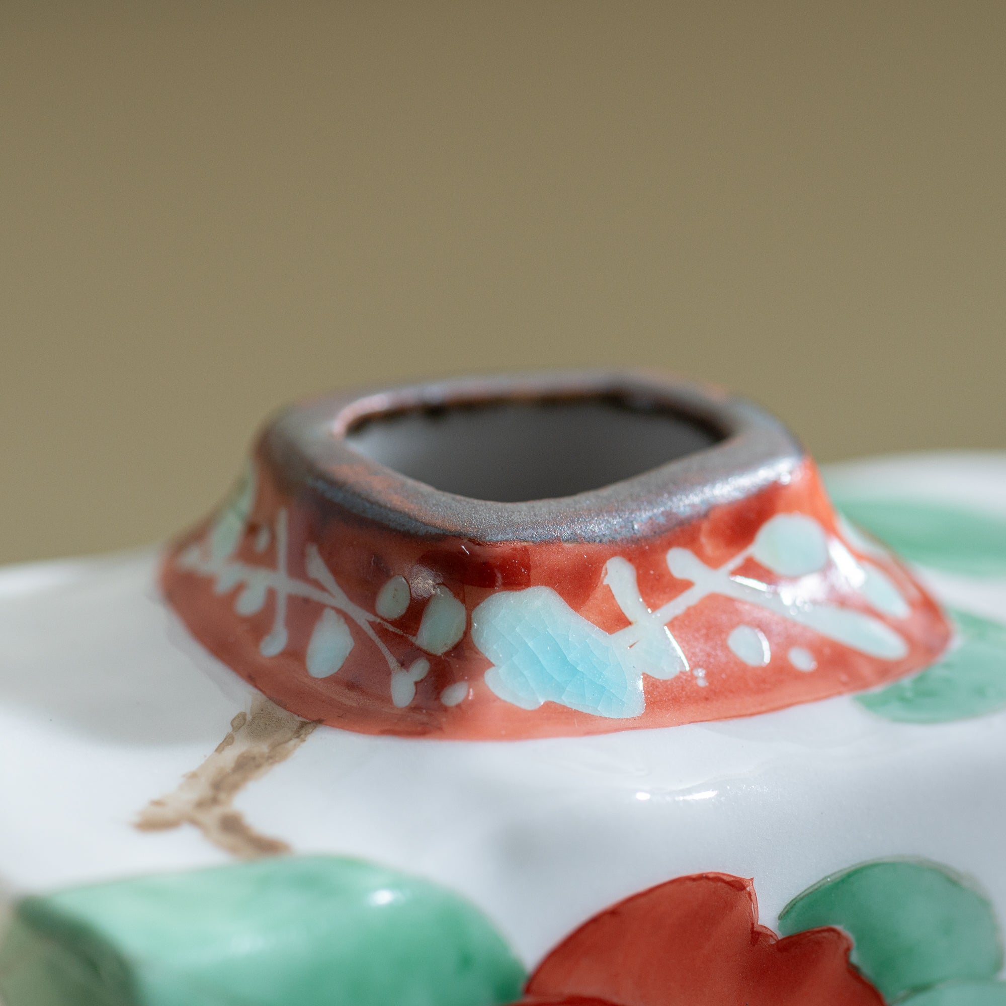 Jarrón japonés con flores de camelia y gorriones gemelos