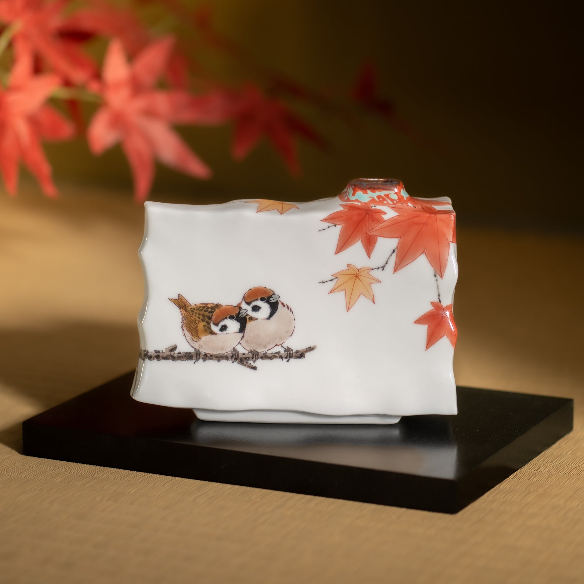 Jarrón japonés con hojas rojas y gorriones gemelos
