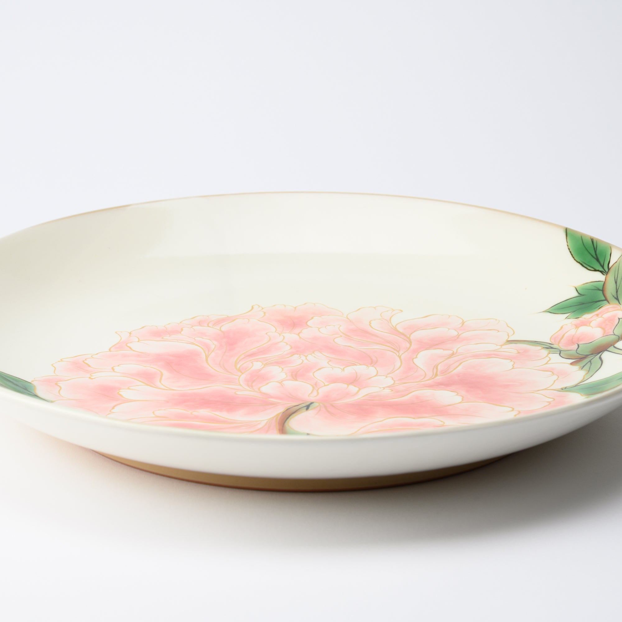 Plato decorativo de peonía floreciente