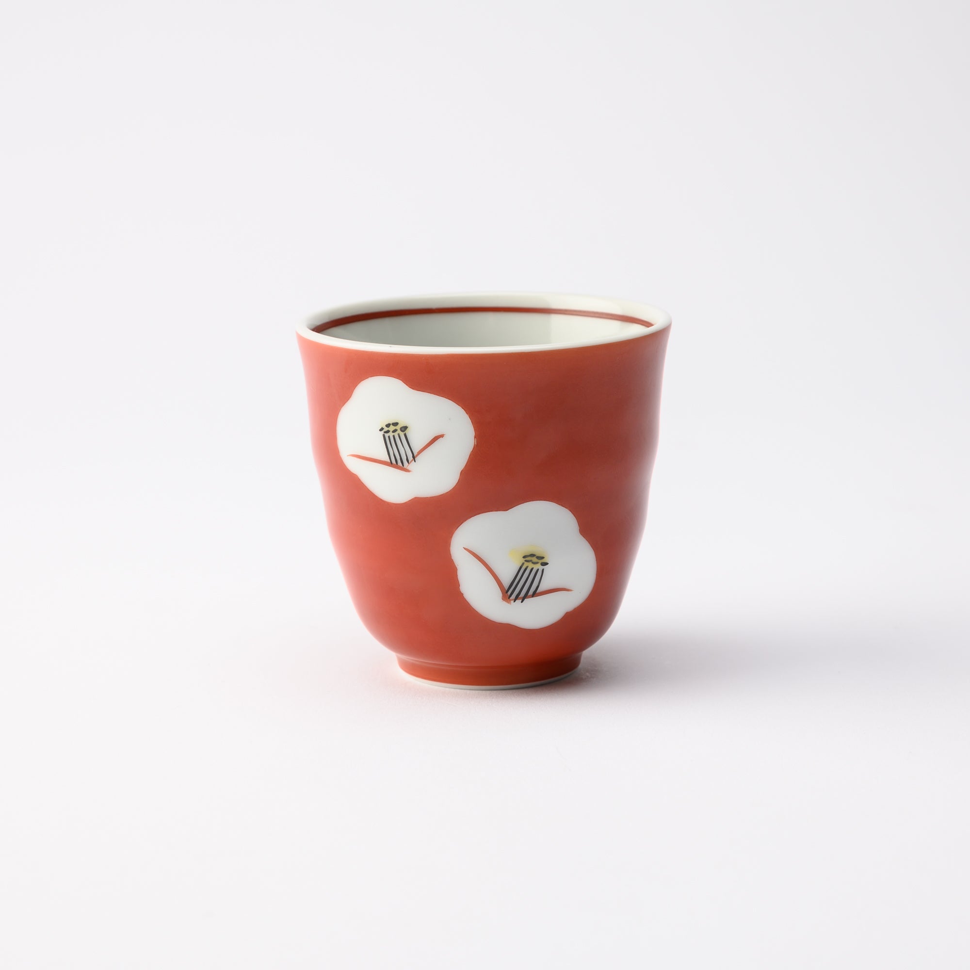 Taza de té japonesa Yunomi con camelia blanca