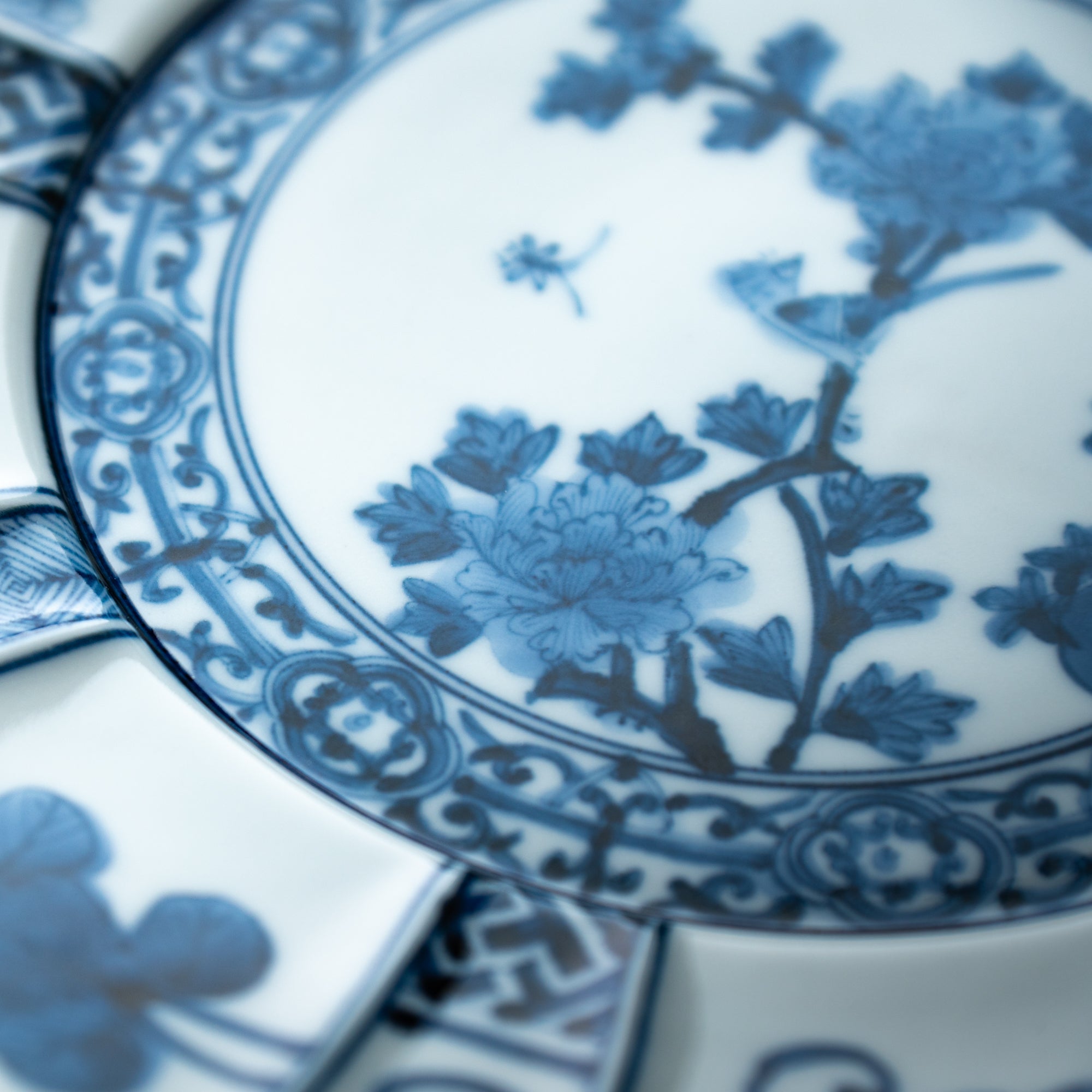 Dekorativer Teller mit Blumen, Vögeln und Arabesken