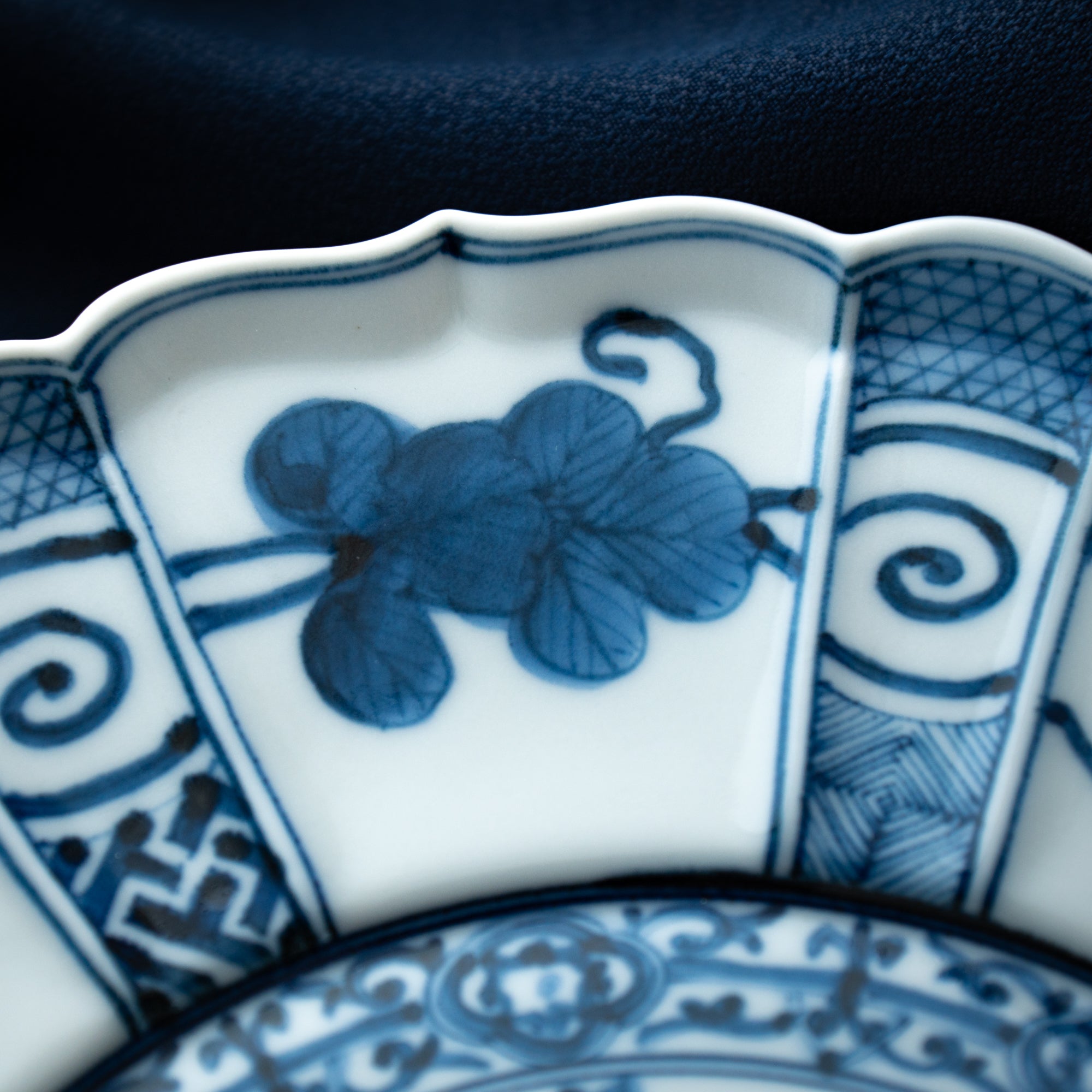 Dekorativer Teller mit Blumen, Vögeln und Arabesken