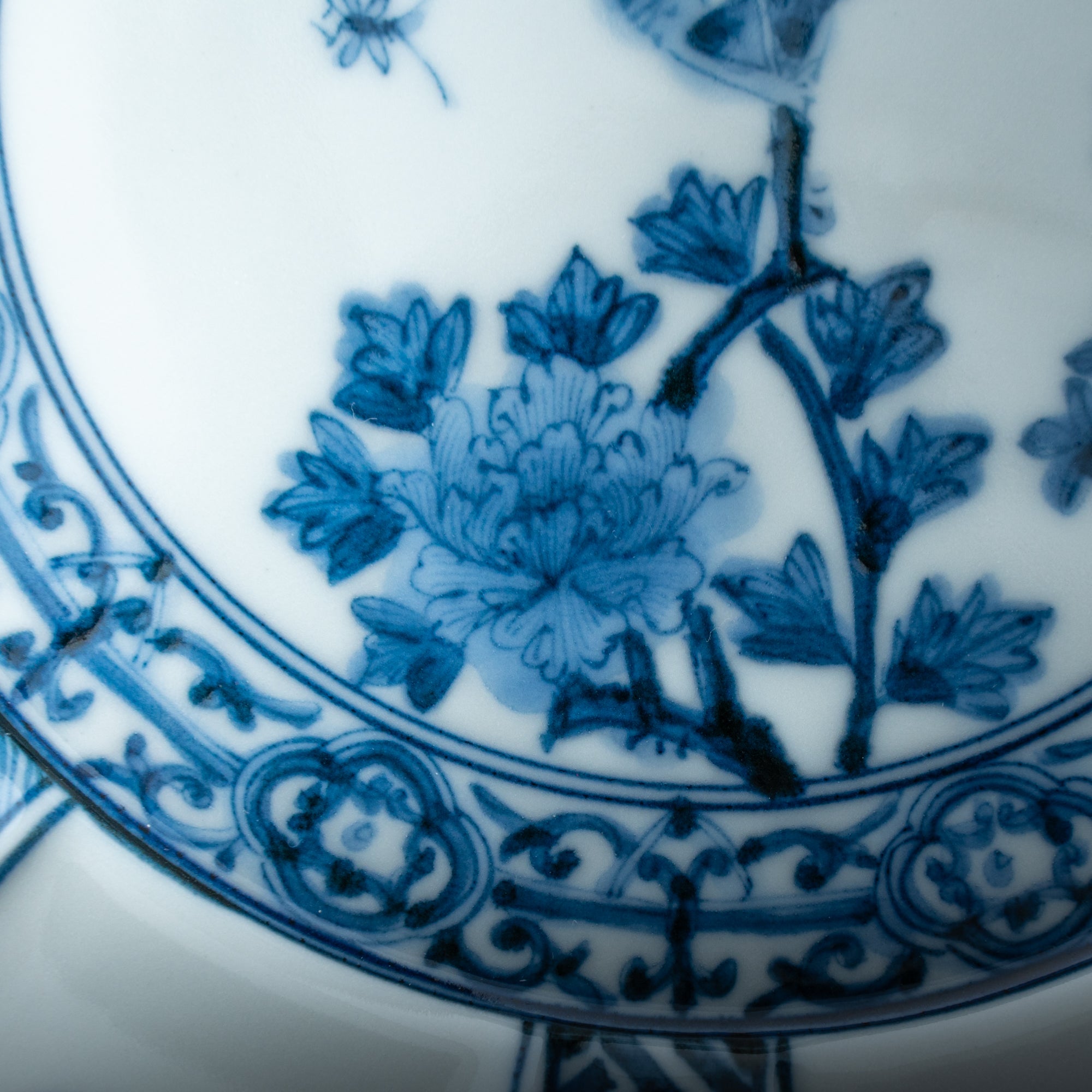 Dekorativer Teller mit Blumen, Vögeln und Arabesken