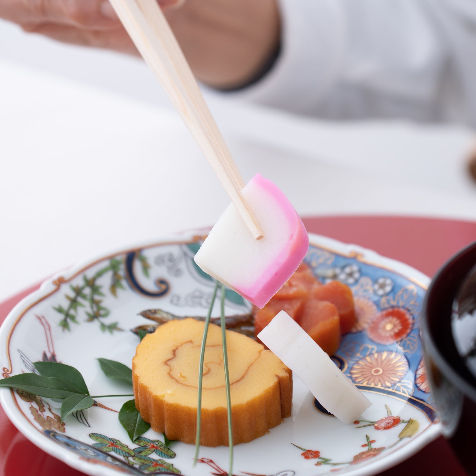 Arita Porcelain Lab Yazaemon Crane and Wave Plate Set - MUSUBI KILN - Quality Japanese Tableware and Gift