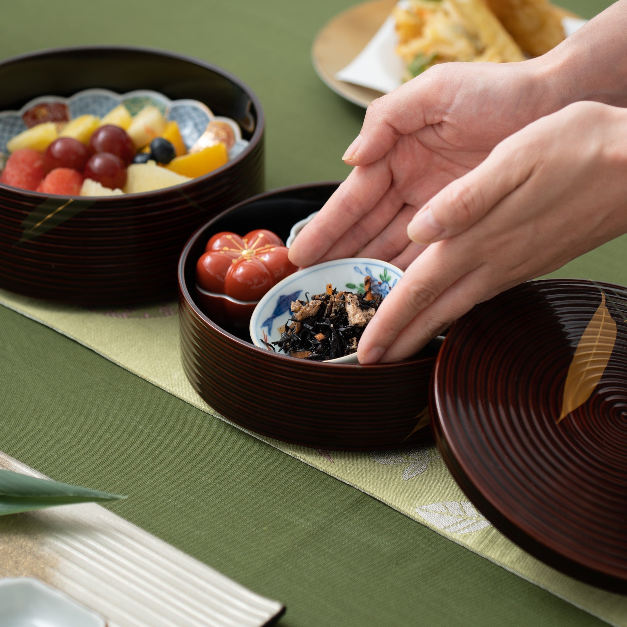 Bamboo Grass Maki - e Yamanaka Lacquerware Two Tiers Round Jubako Bento Box - MUSUBI KILN - Quality Japanese Tableware and Gift