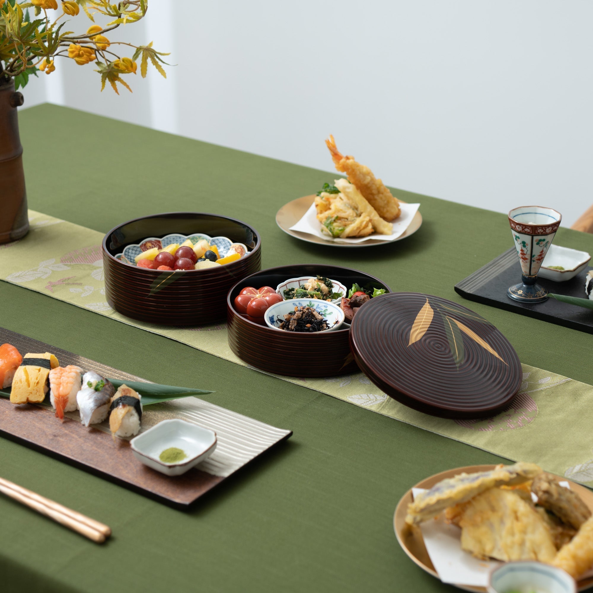 Bamboo Grass Maki - e Yamanaka Lacquerware Two Tiers Round Jubako Bento Box - MUSUBI KILN - Quality Japanese Tableware and Gift