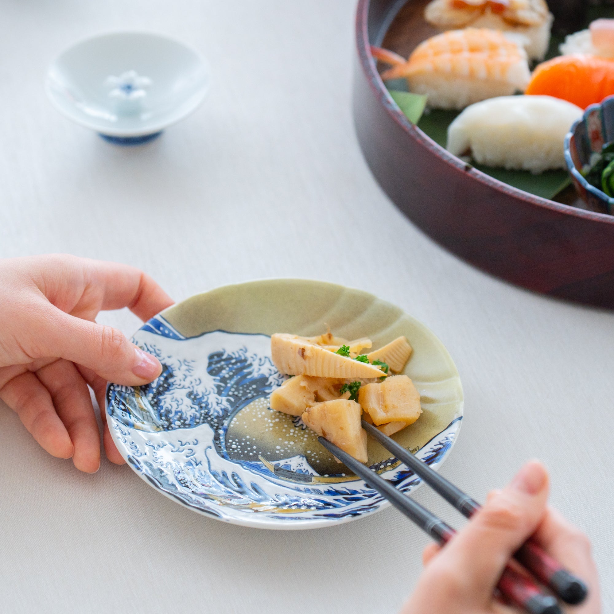 Bizan Kiln Hokusai Wave Kutani Round Plate - MUSUBI KILN - Quality Japanese Tableware and Gift