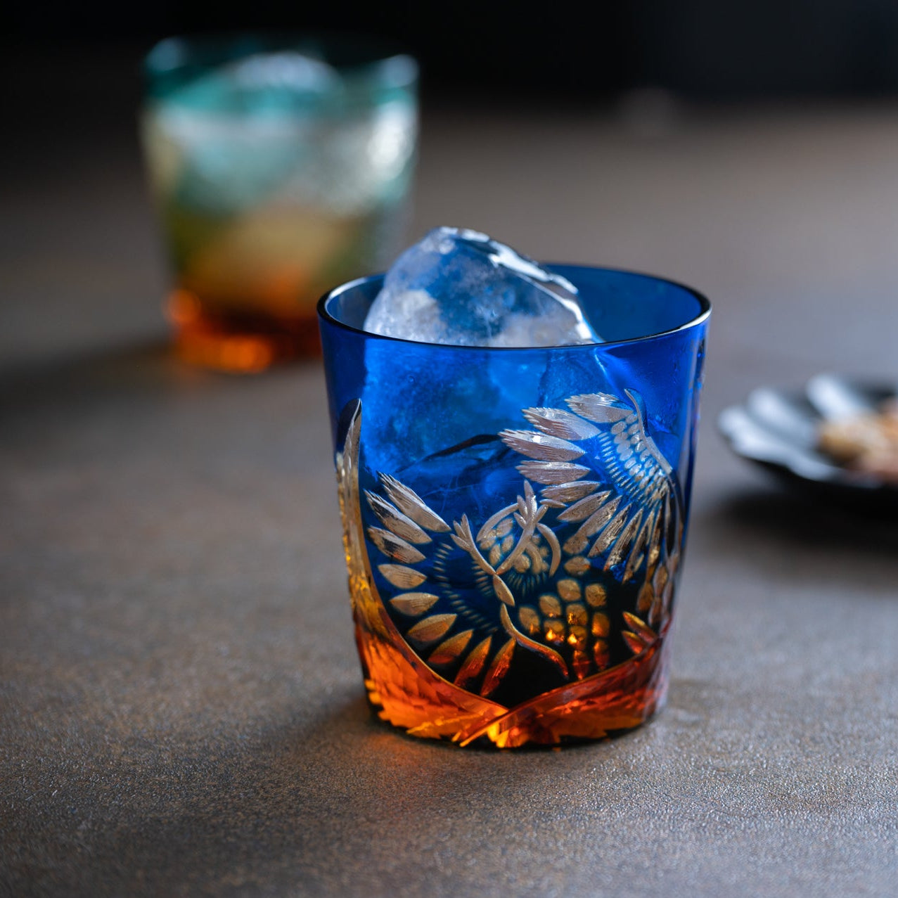 Vaso de whisky con forma de búho azul ámbar
