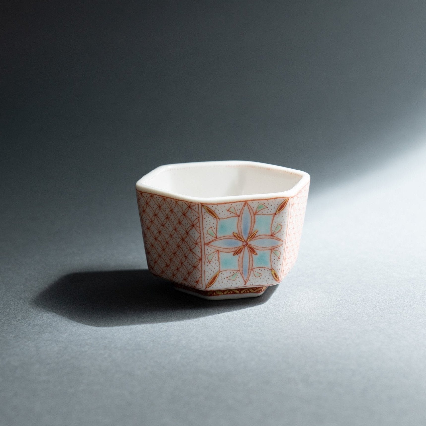 Fukushima Reiko Akae - Saibyo Sarasa Kutani Sake Cup - MUSUBI KILN - Quality Japanese Tableware and Gift