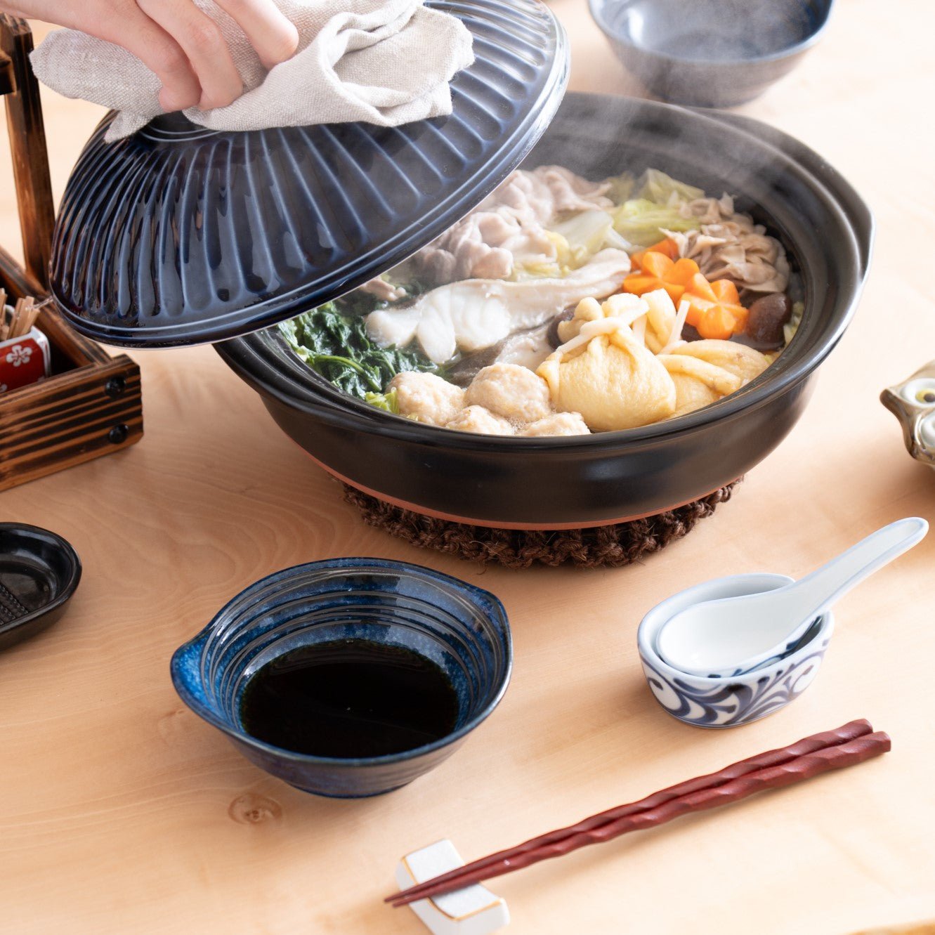 Ginpo Kikka Banko Donabe Japanese Clay Pot for 3 to 4 persons - MUSUBI KILN - Quality Japanese Tableware and Gift