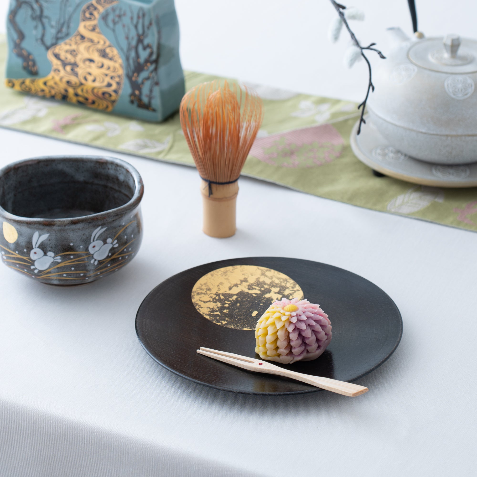 Hakuichi Hazy Moon Kanazawa Gold Leaf Lacquerware Flat Plate 7.1in - MUSUBI KILN - Quality Japanese Tableware and Gift