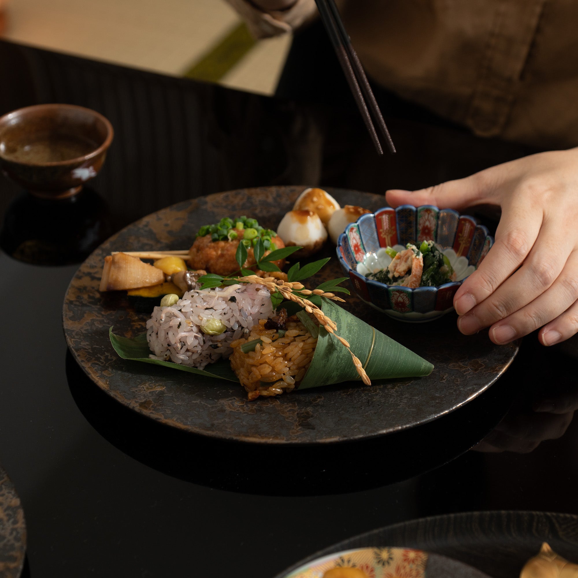Hibino Kirin Mino Ware Round Plate 9.8in - MUSUBI KILN - Quality Japanese Tableware and Gift