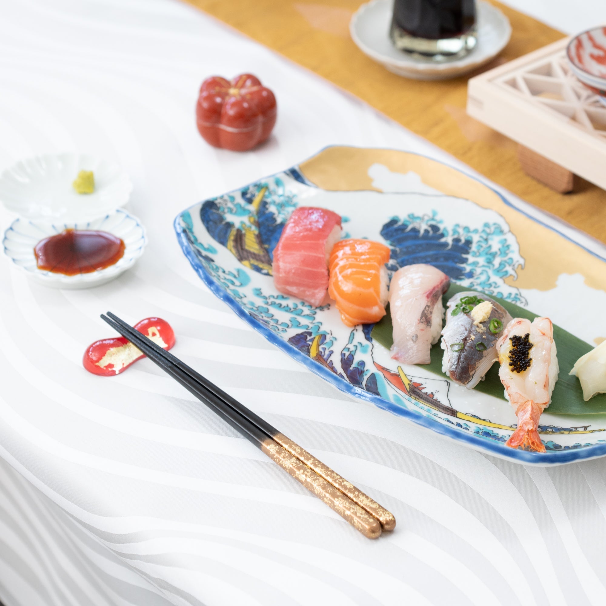 Issou Zuiun Maki - e Wakasa Lacquer Chopsticks 20.5 cm/8.1 in or 23 cm/9 in - MUSUBI KILN - Quality Japanese Tableware and Gift