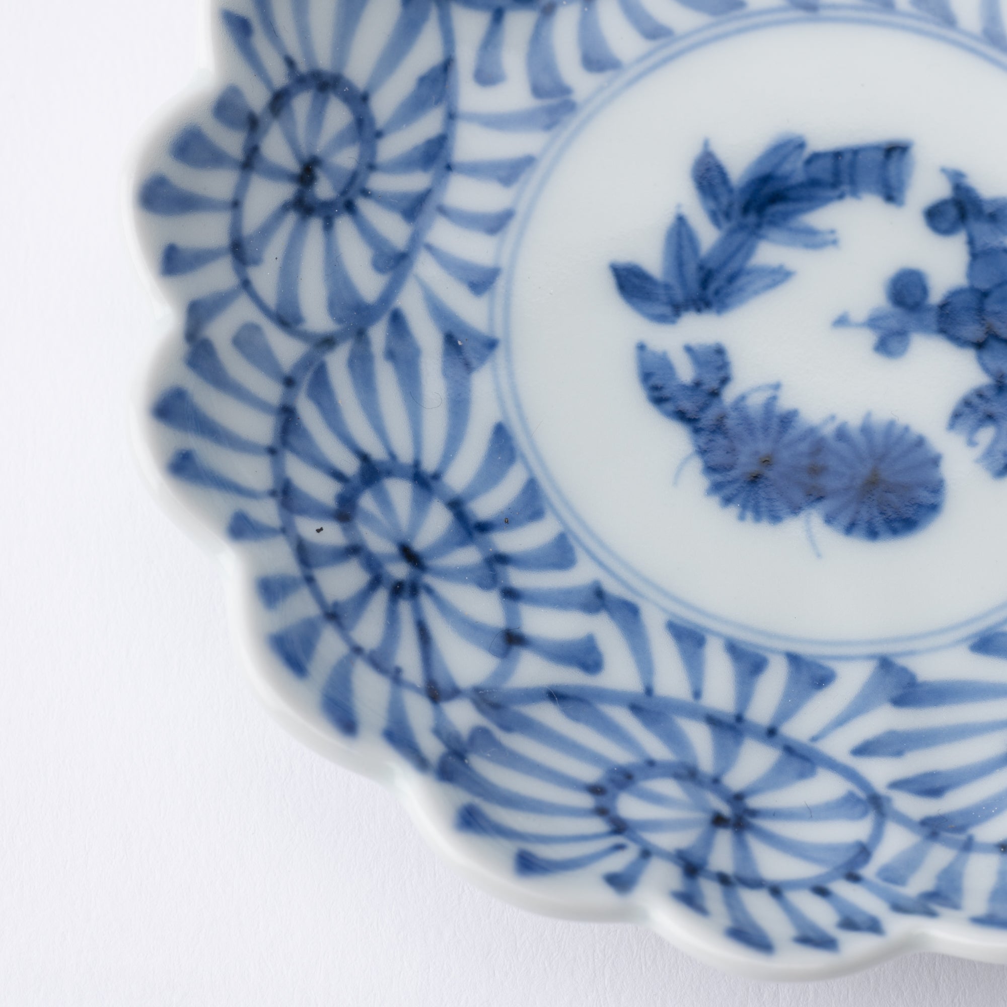 Keizan Kiln Arabesque Arita Chrysanthemum - Shaped Sauce Plate - MUSUBI KILN - Quality Japanese Tableware and Gift