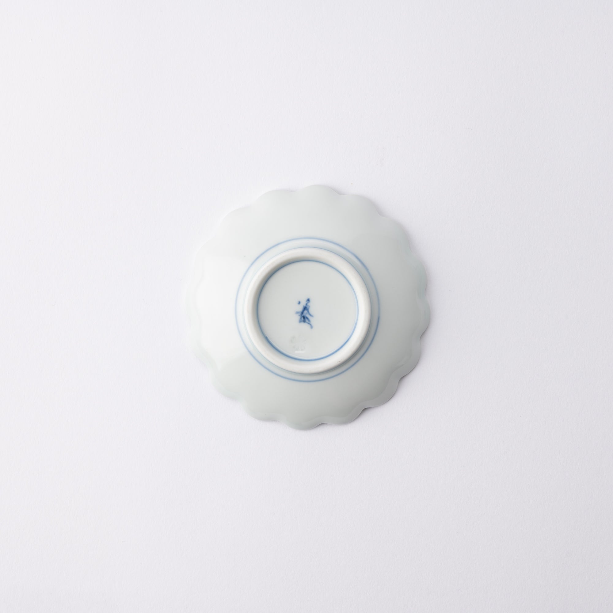 Keizan Kiln Arabesque Arita Chrysanthemum - Shaped Sauce Plate - MUSUBI KILN - Quality Japanese Tableware and Gift