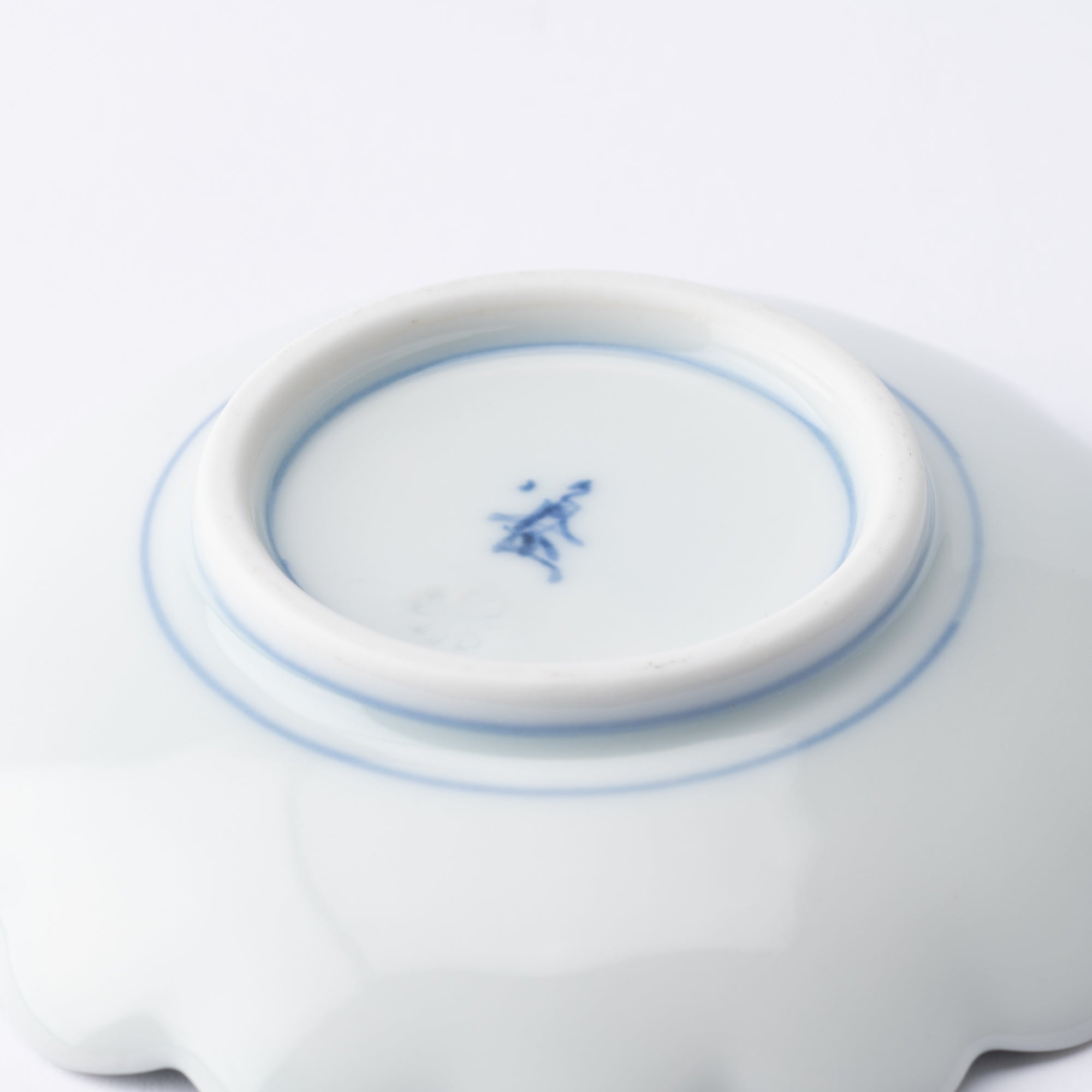 Keizan Kiln Arabesque Arita Chrysanthemum - Shaped Sauce Plate - MUSUBI KILN - Quality Japanese Tableware and Gift