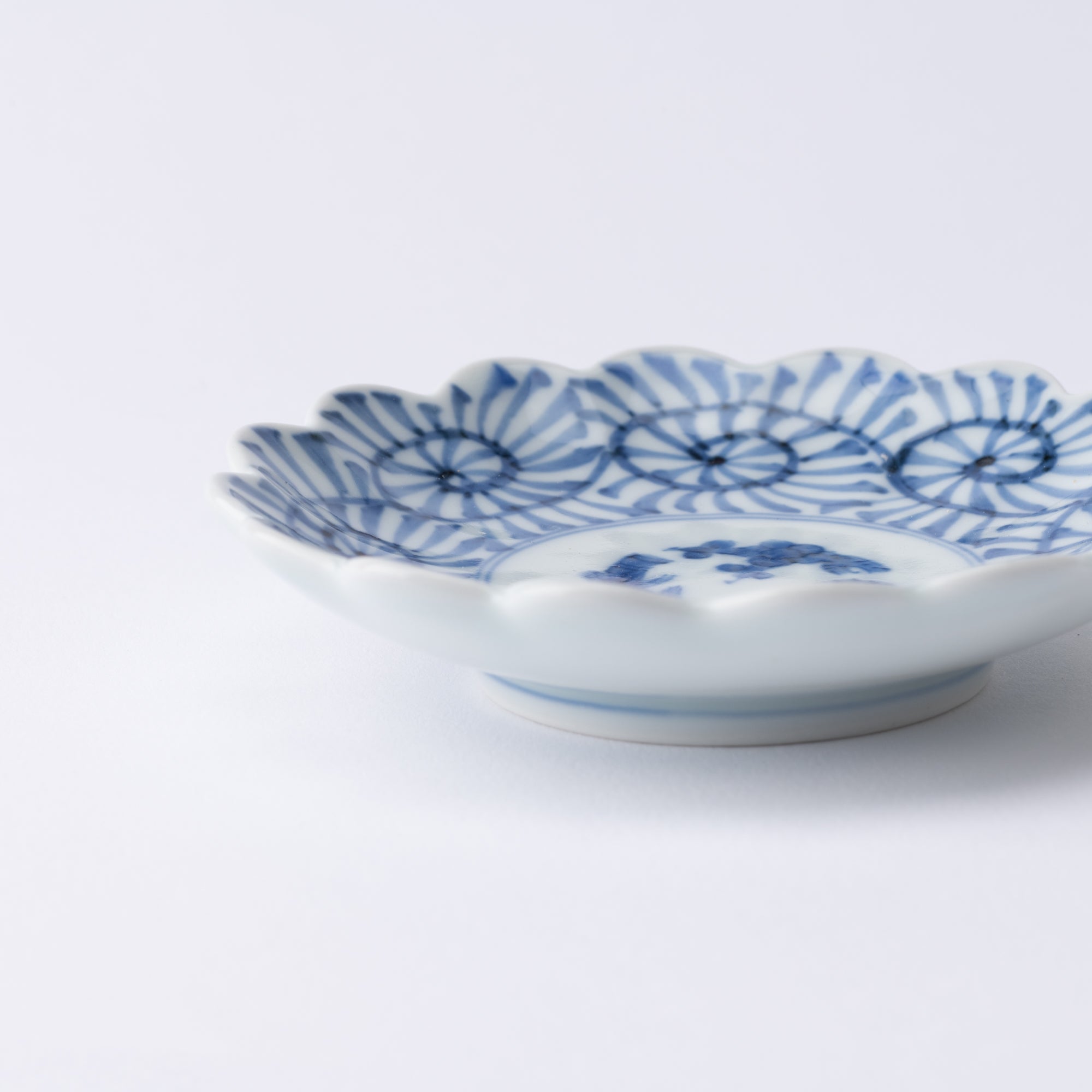 Keizan Kiln Arabesque Arita Chrysanthemum - Shaped Sauce Plate - MUSUBI KILN - Quality Japanese Tableware and Gift