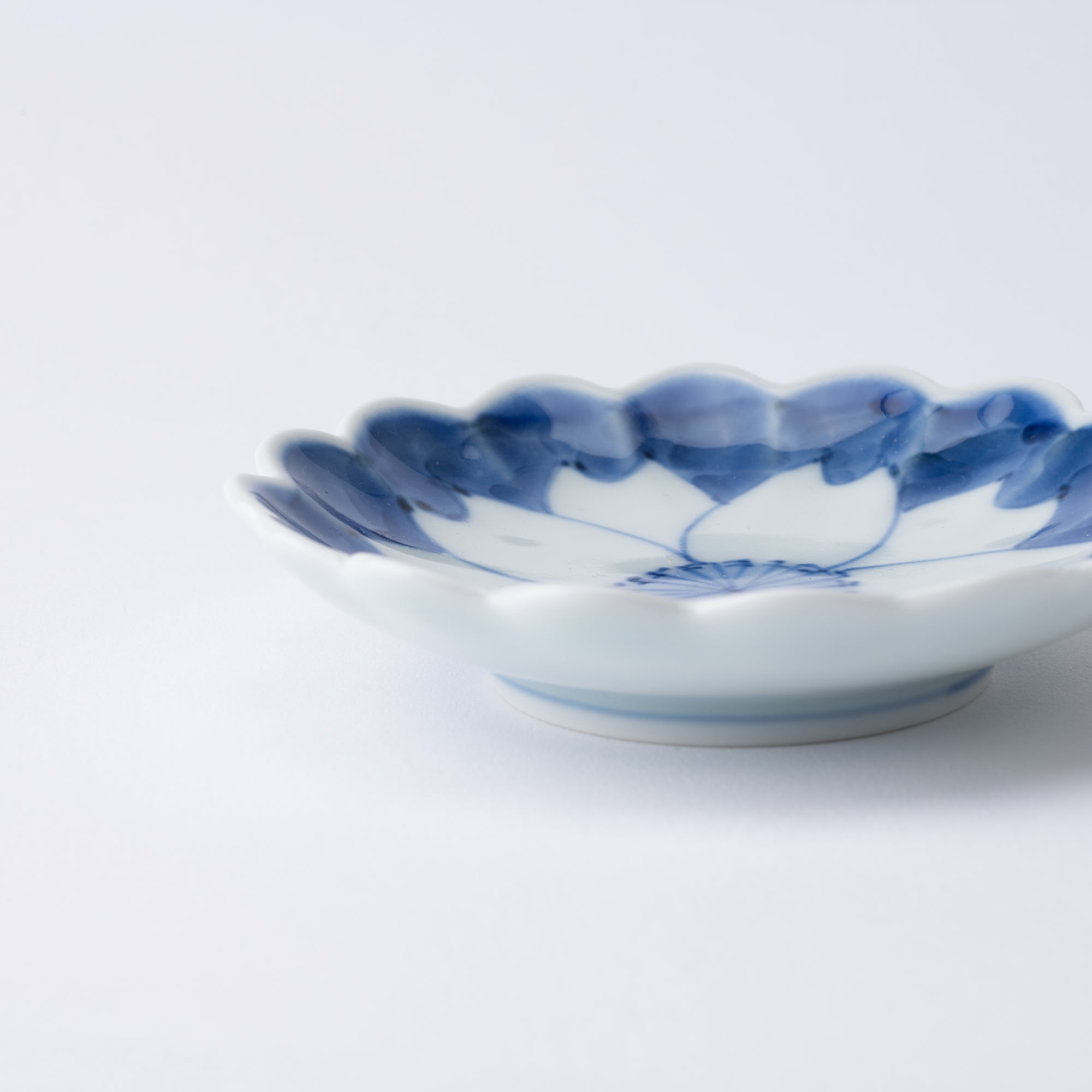 Keizan Kiln Sakura Arita Chrysanthemum - Shaped Sauce Plate - MUSUBI KILN - Quality Japanese Tableware and Gift