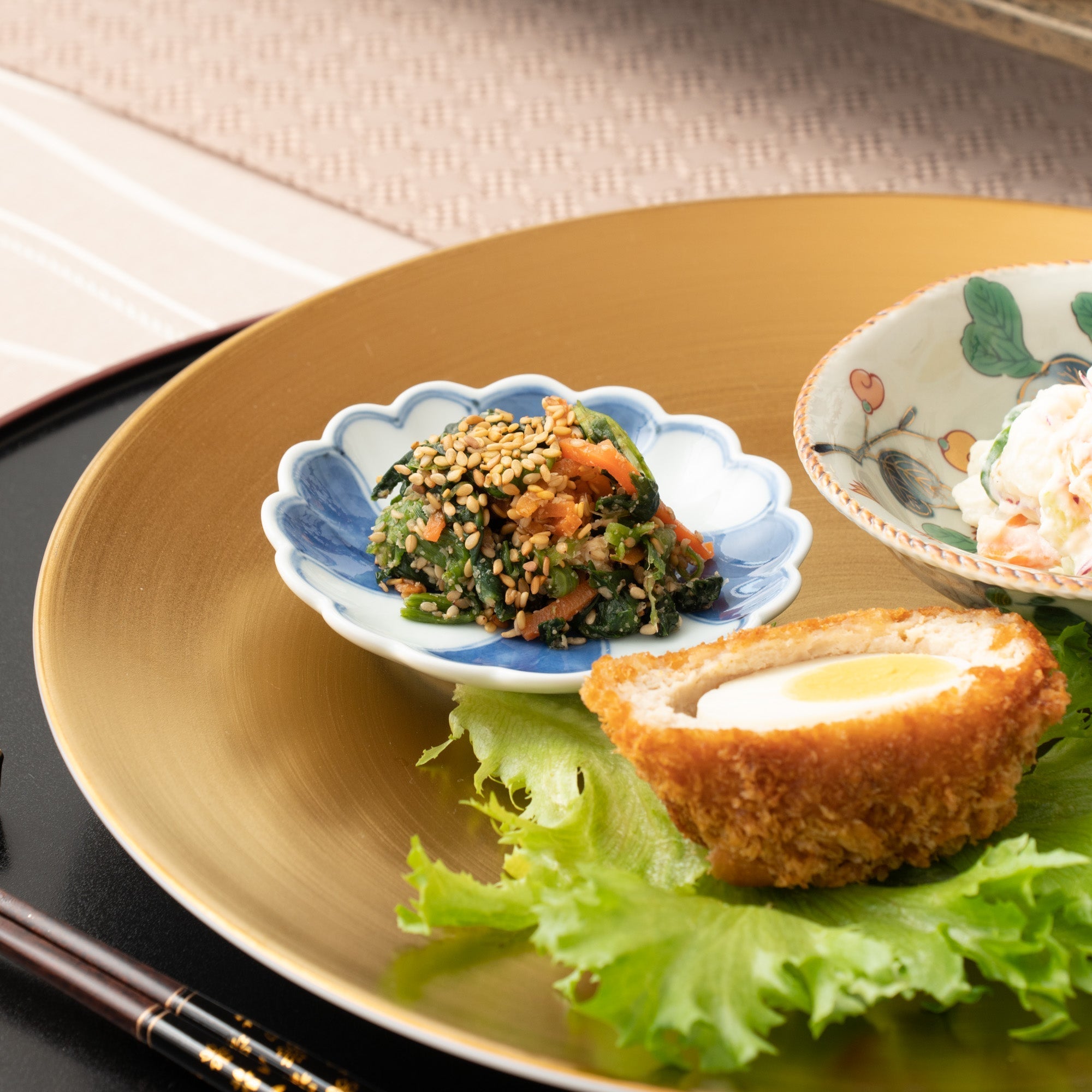Keizan Kiln Sakura Arita Chrysanthemum - Shaped Sauce Plate - MUSUBI KILN - Quality Japanese Tableware and Gift