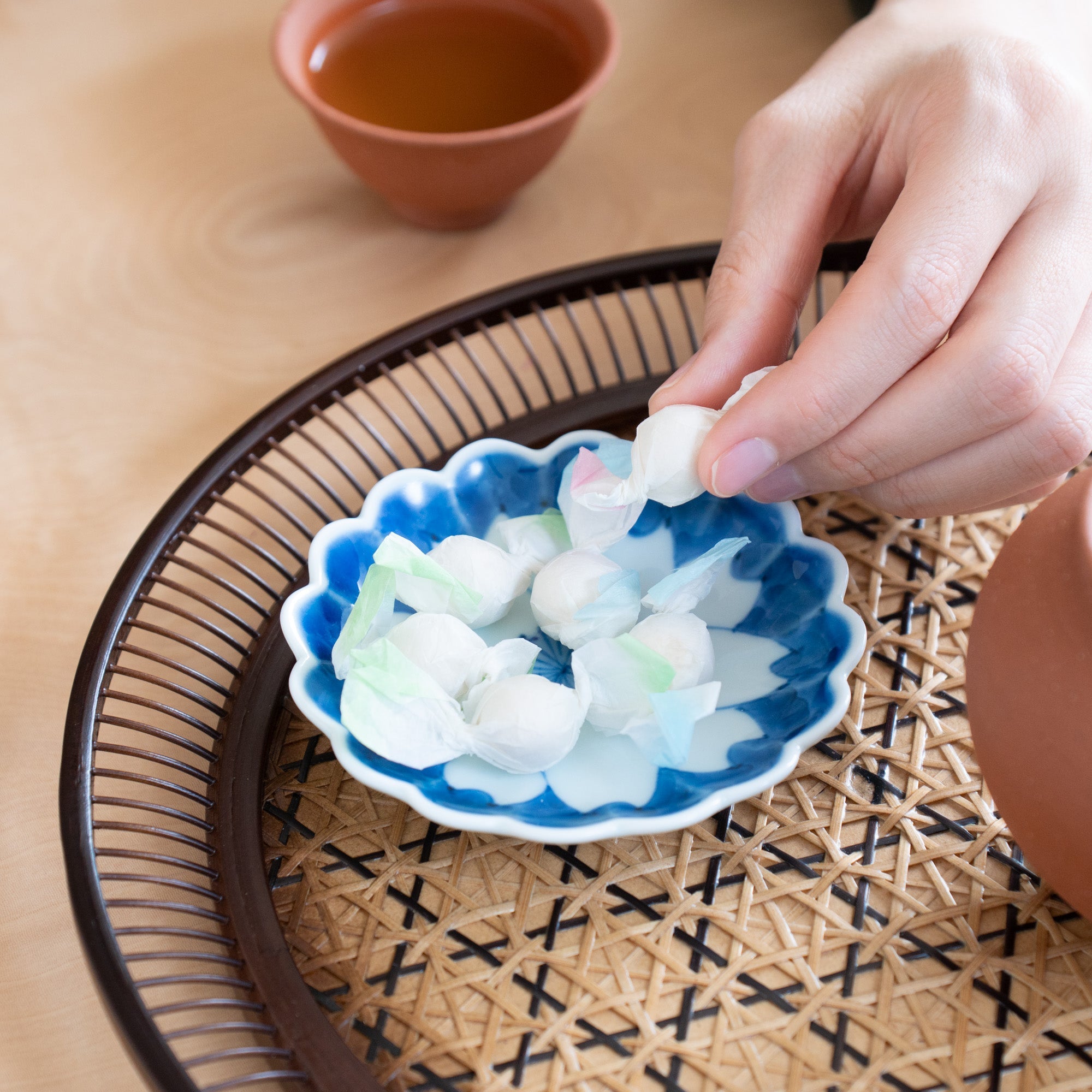 Keizan Kiln Sakura Arita Chrysanthemum - Shaped Sauce Plate - MUSUBI KILN - Quality Japanese Tableware and Gift