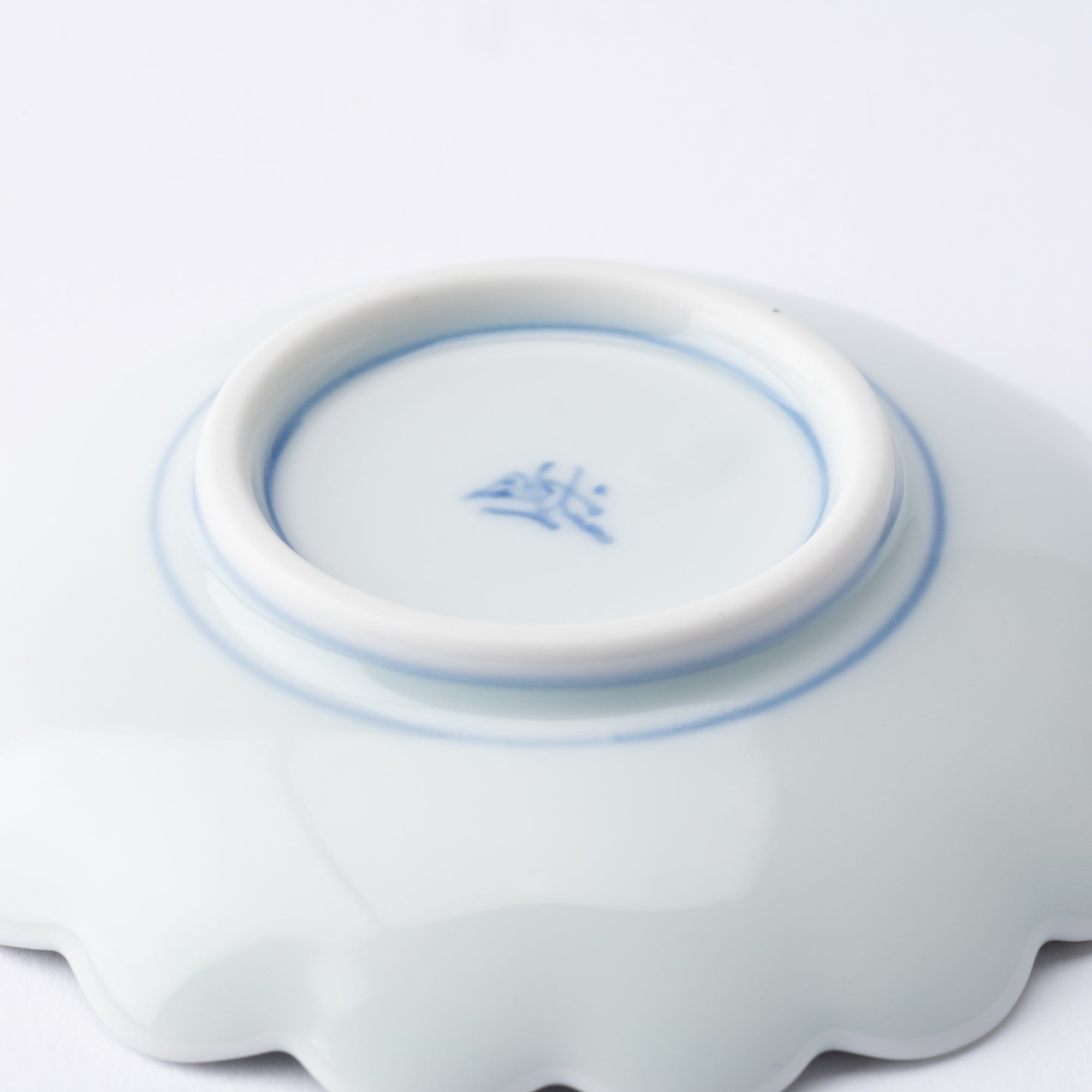 Keizan Kiln Sakura Arita Chrysanthemum - Shaped Sauce Plate - MUSUBI KILN - Quality Japanese Tableware and Gift